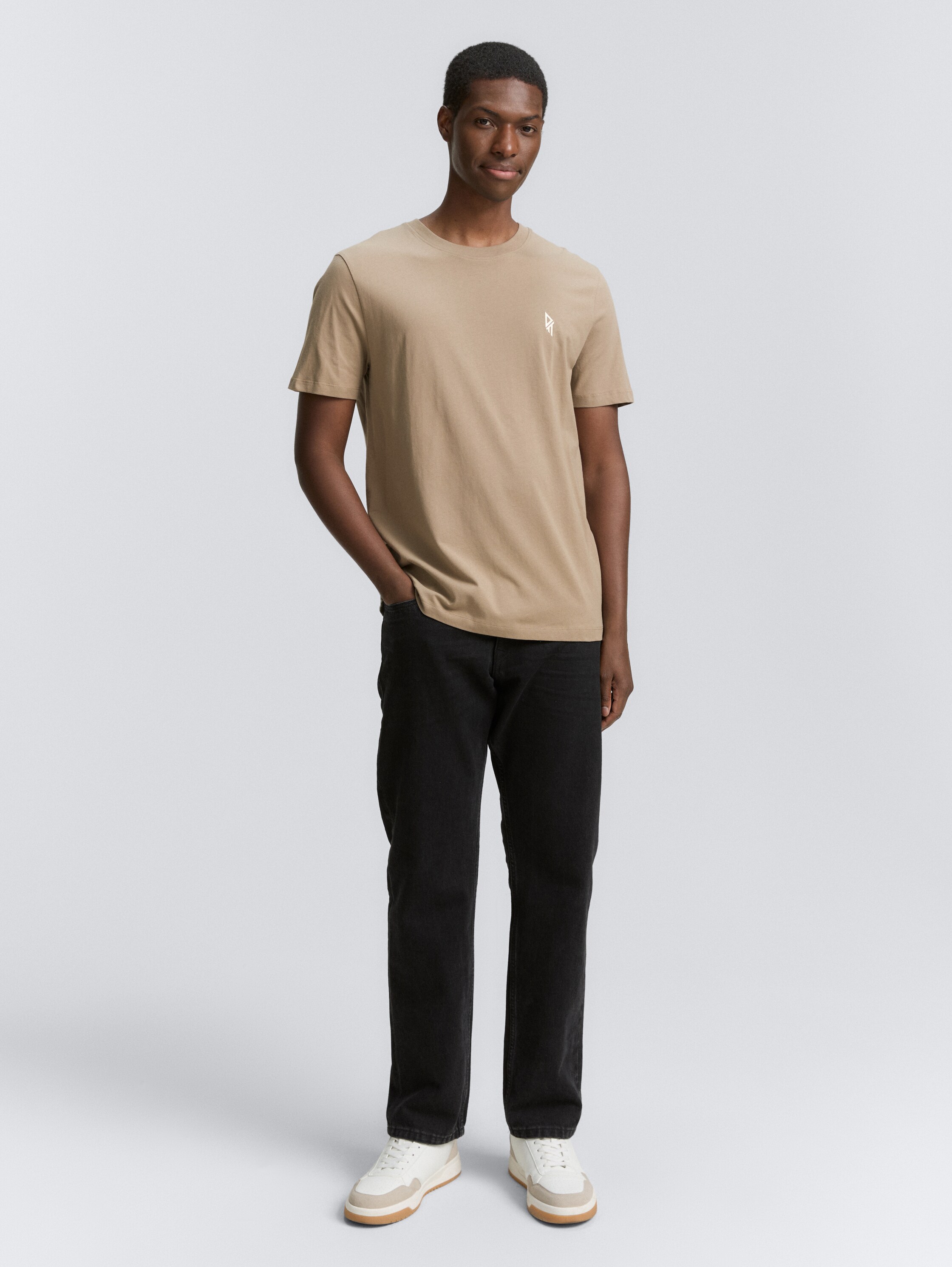 T-Shirt mit Rückenprint - roasted nut brown - Model-Vorderansicht