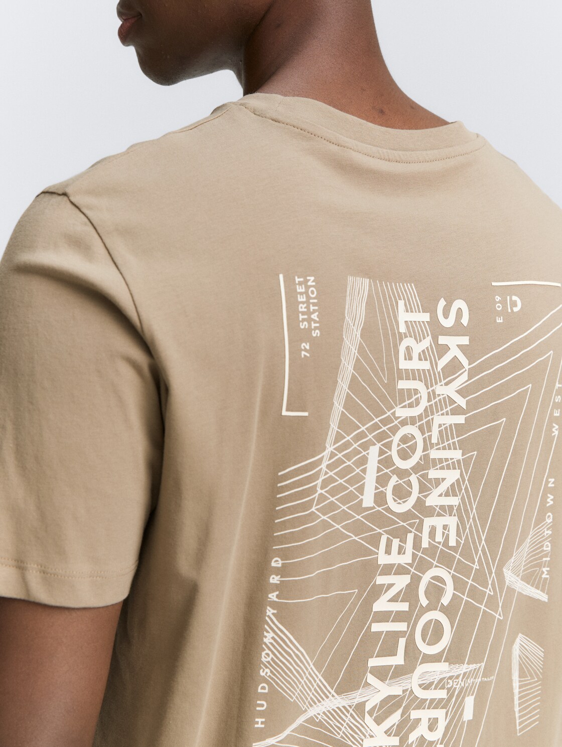 T-Shirt mit Rückenprint - roasted nut brown - Detail-Model-Ansicht