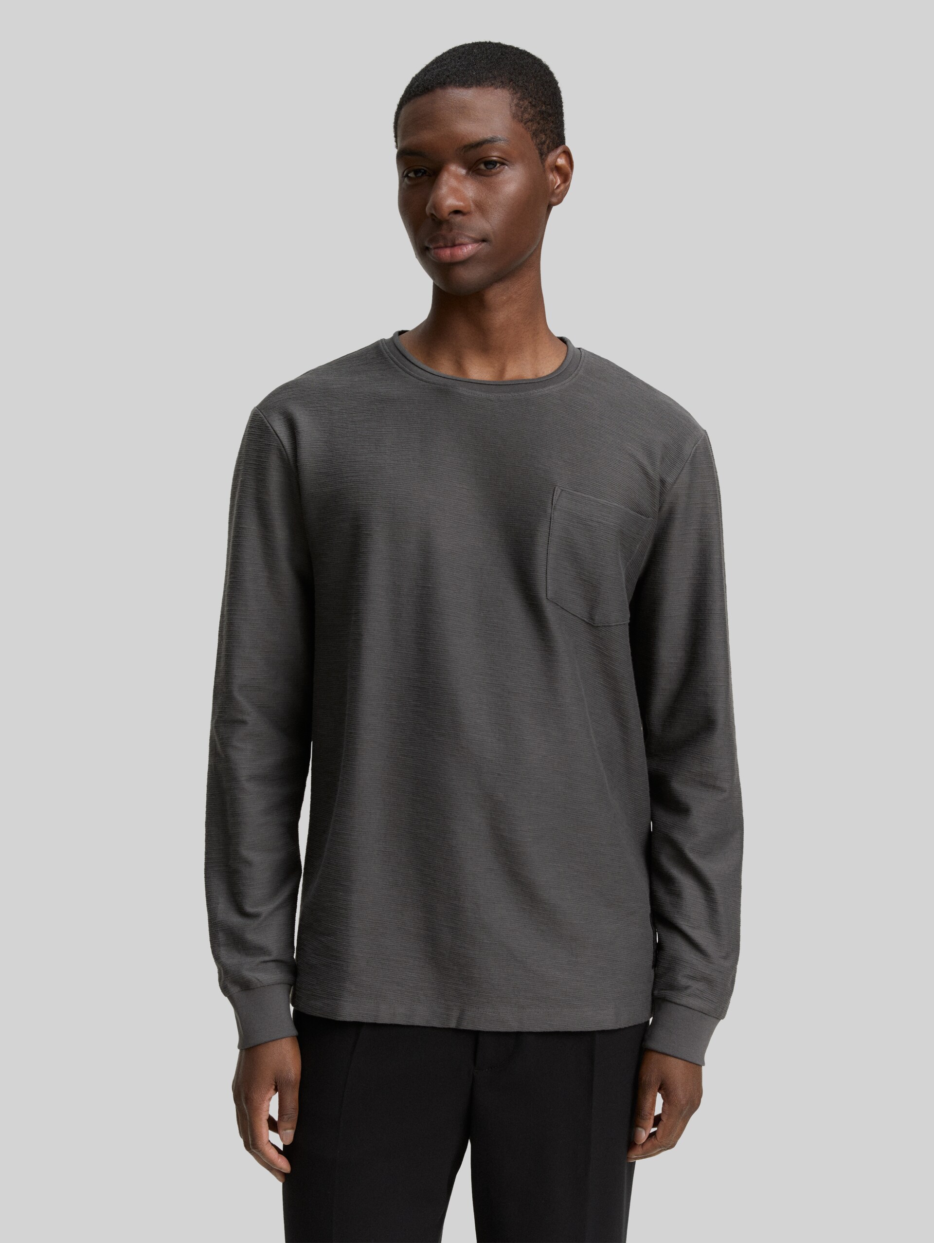 Long-sleeved shirt with a chest pocket - ash grey - Neckline model front view