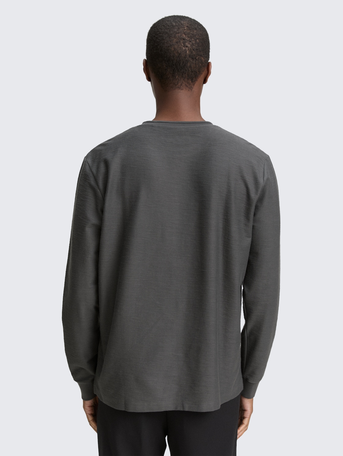 Langarmshirt mit Brusttasche - ash grey - Auschnitt Model-Rückansicht