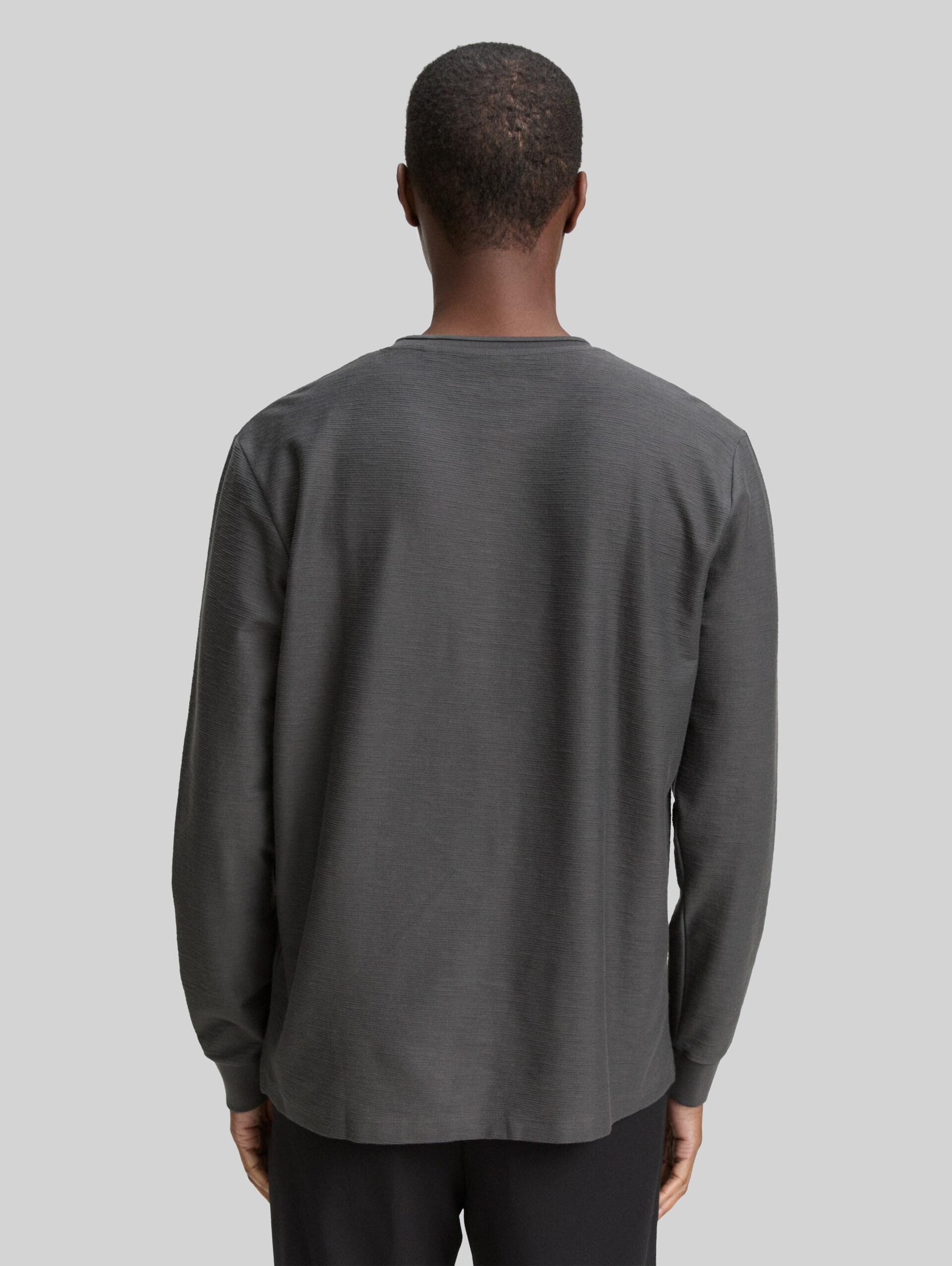 Long-sleeved shirt with a chest pocket - ash grey - Neckline model-back view