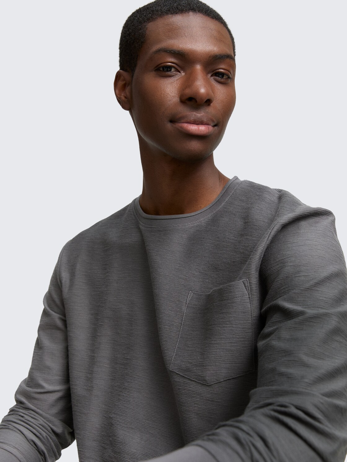 Langarmshirt mit Brusttasche - ash grey - Detail-Model-Ansicht