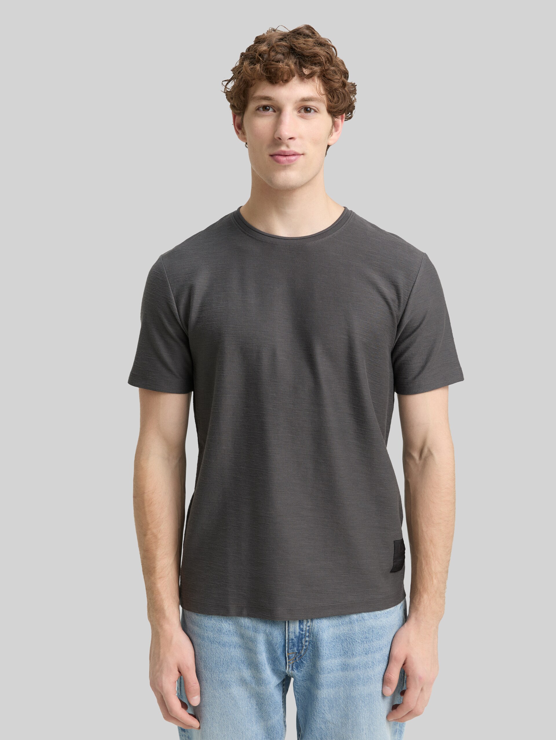T-shirt with texture - ash grey - Neckline model front view