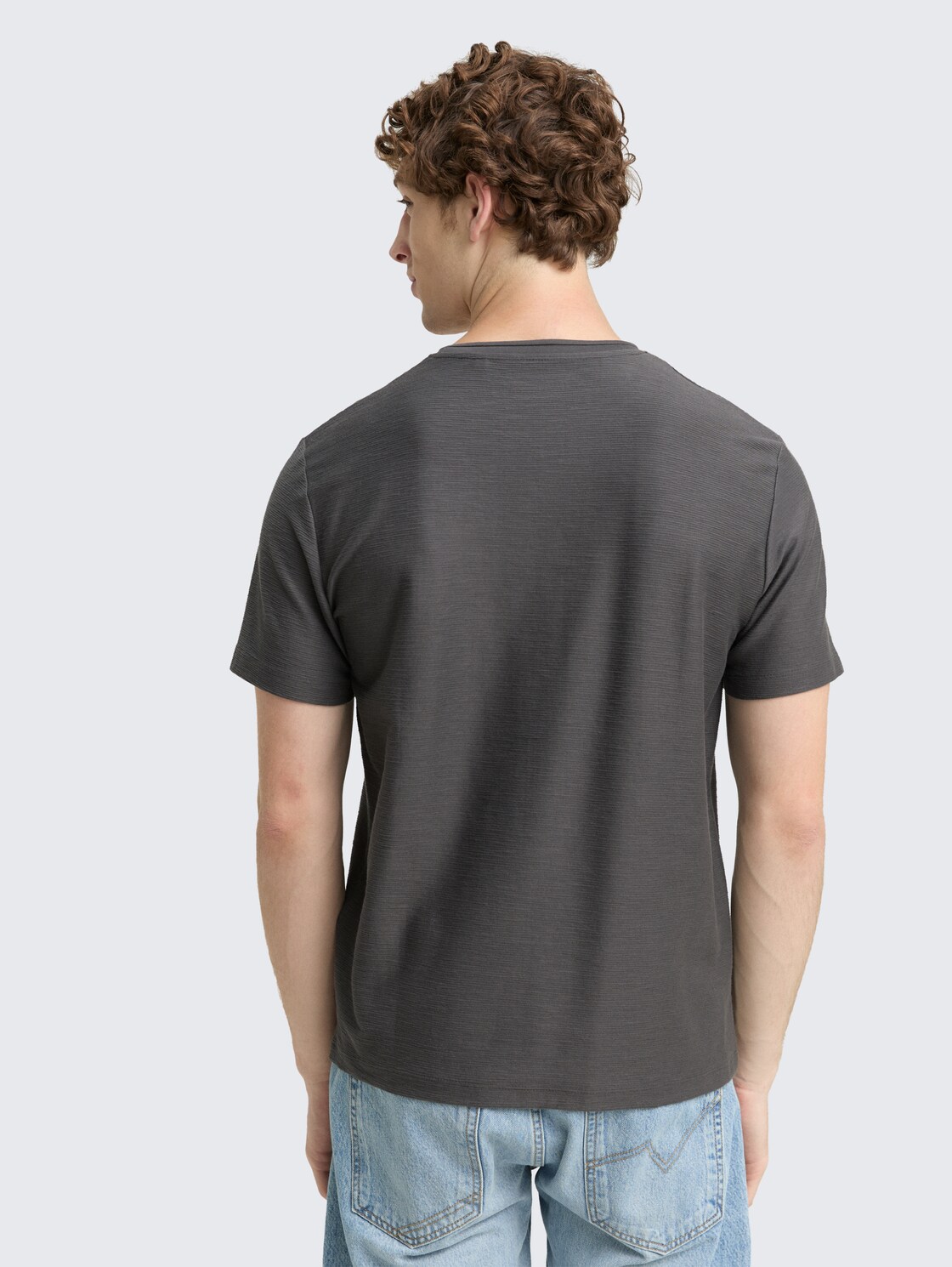 T-Shirt mit Struktur - ash grey - Auschnitt Model-Rückansicht