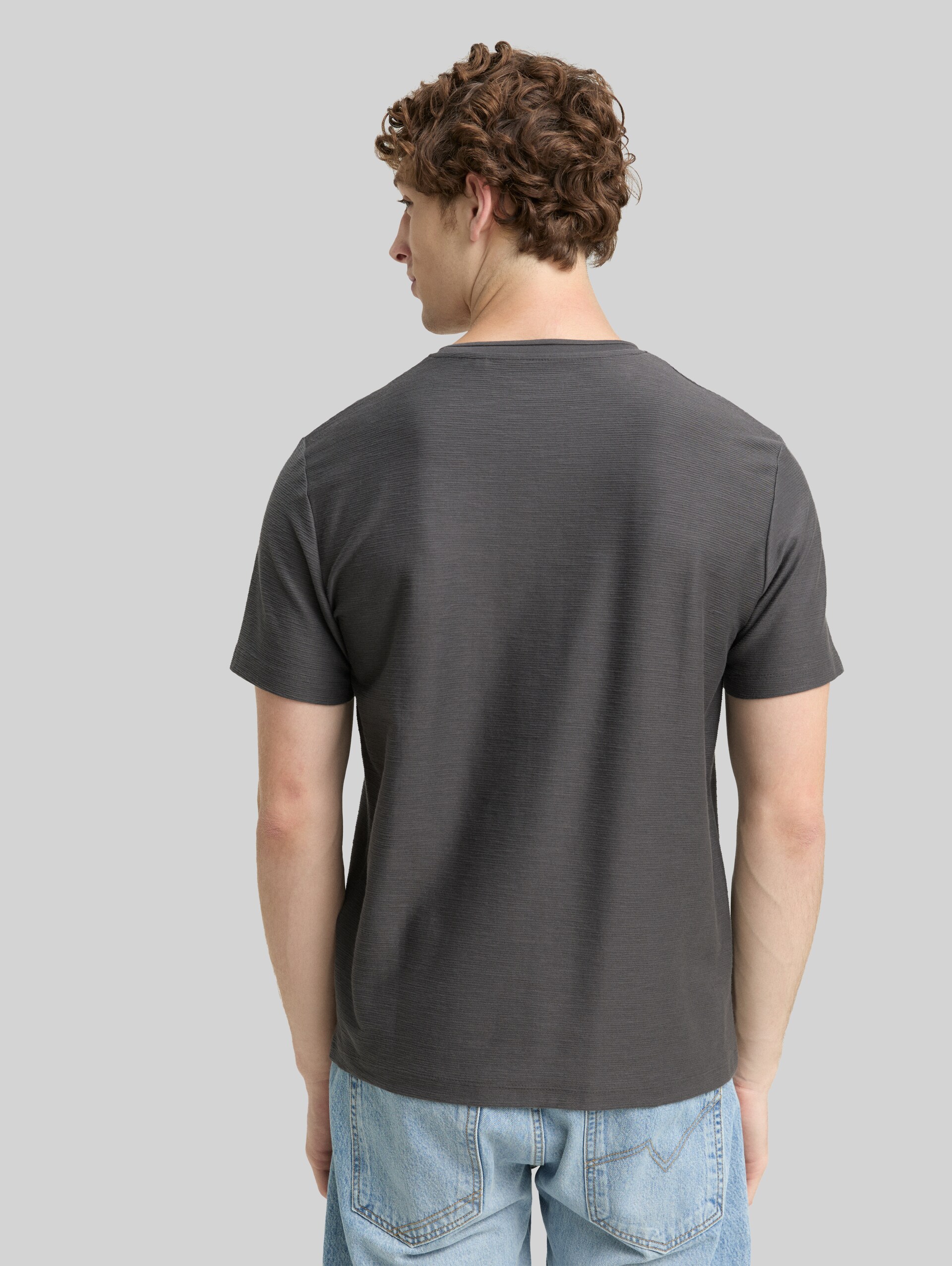 T-shirt with texture - ash grey - Neckline model-back view