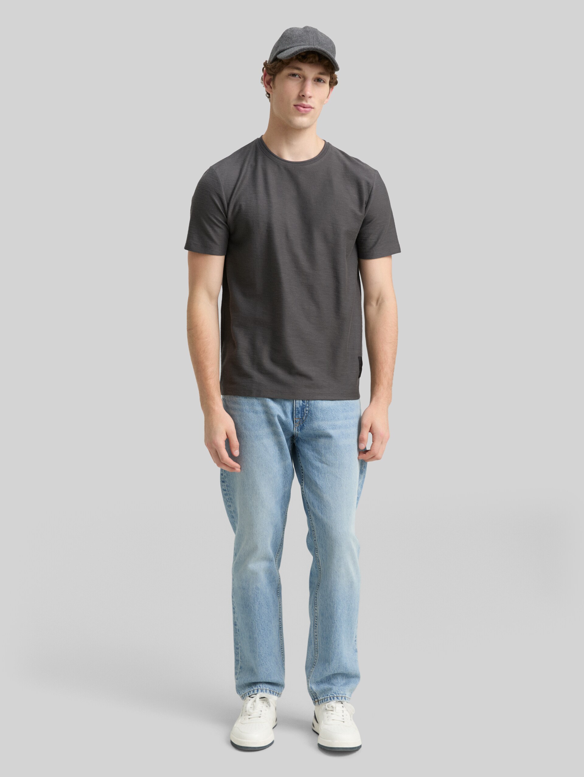 T-shirt with texture - ash grey - Model front view
