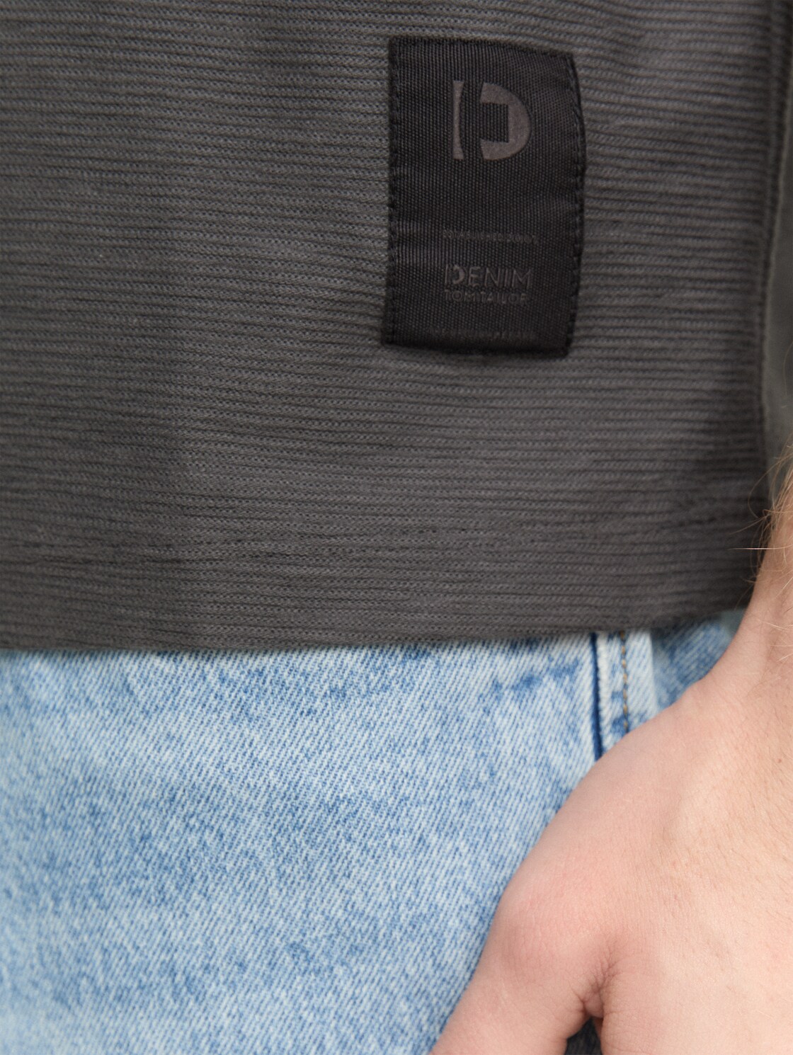 T-Shirt mit Struktur - ash grey - Detail-Model-Ansicht