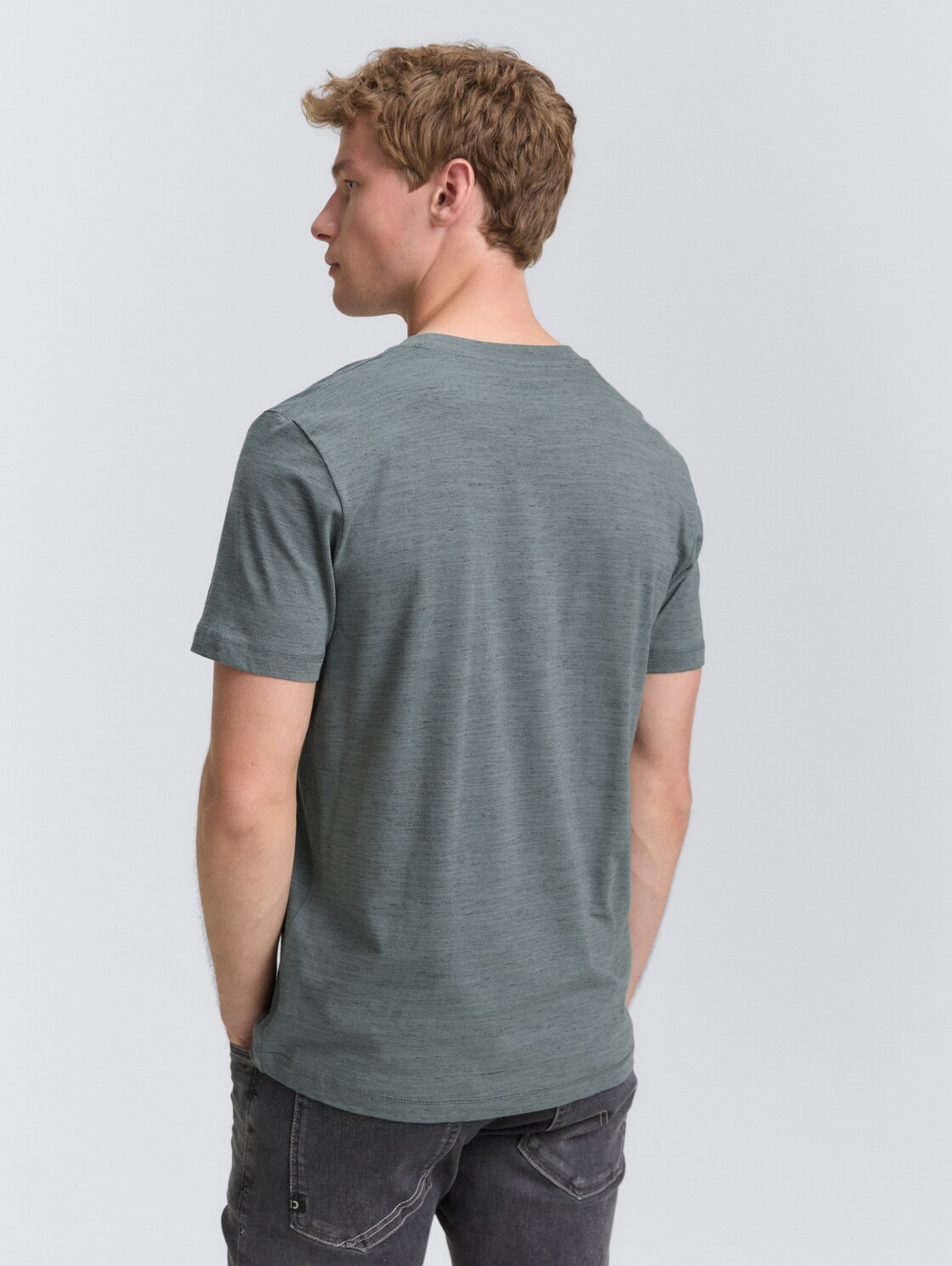 T-Shirt mit Print - washed jasper green - Auschnitt Model-Rückansicht