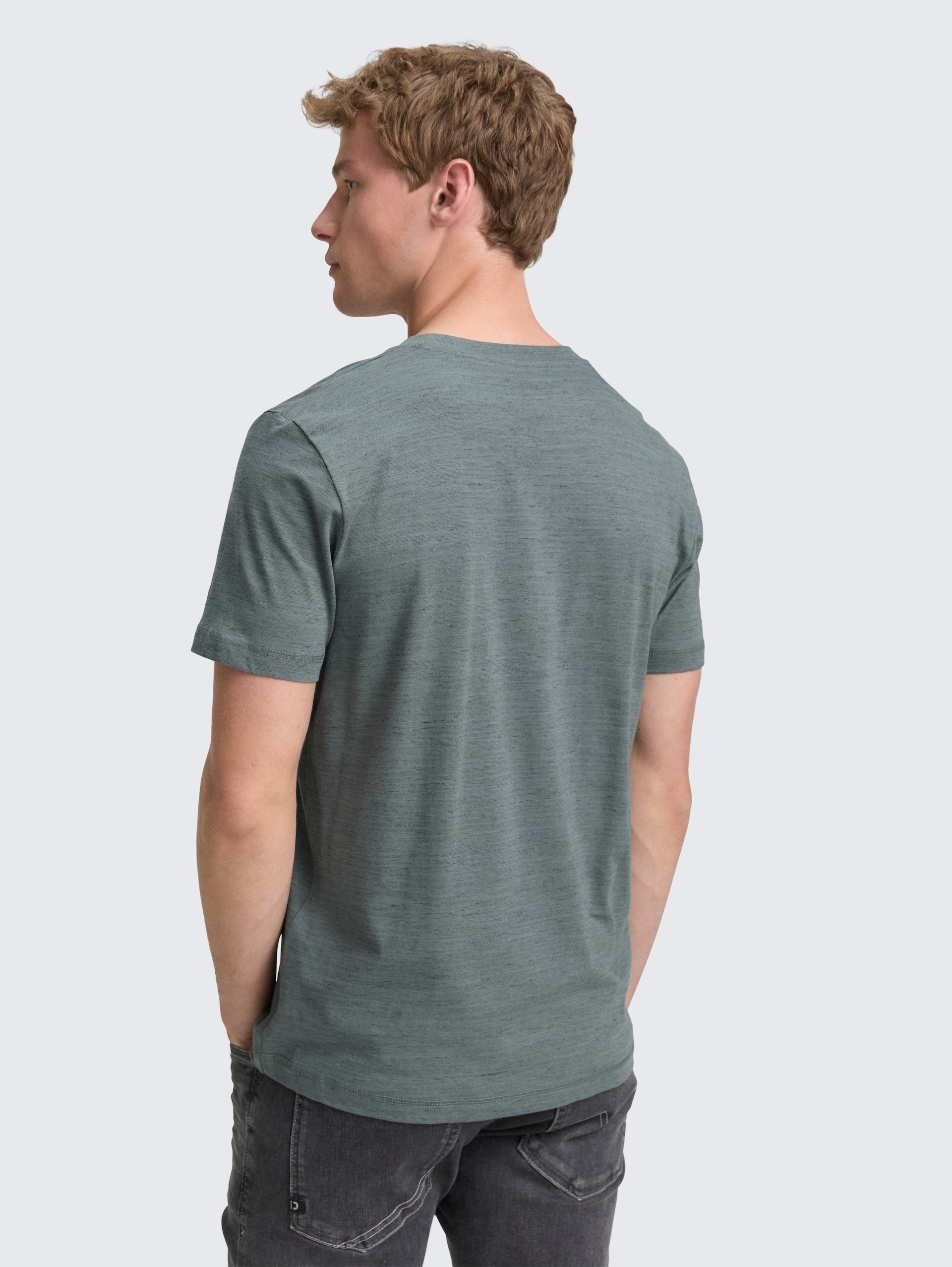 T-Shirt mit Print - washed jasper green - Auschnitt Model-Rückansicht
