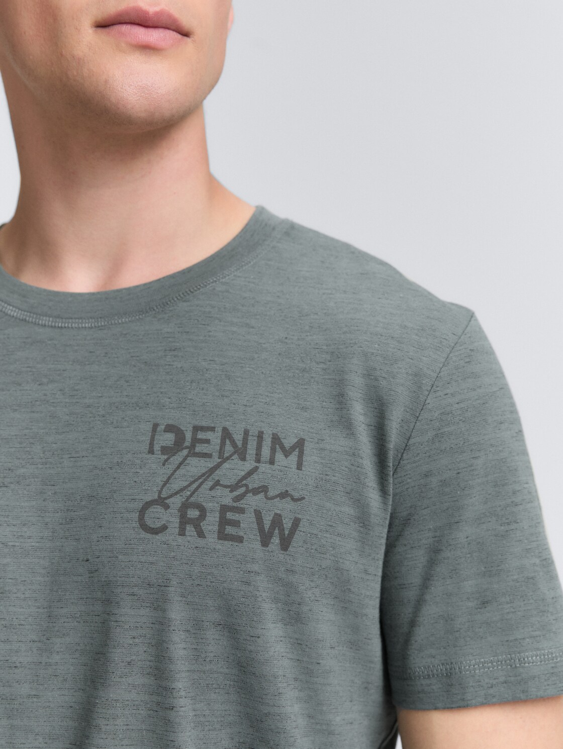 T-Shirt mit Print - washed jasper green - Detail-Model-Ansicht