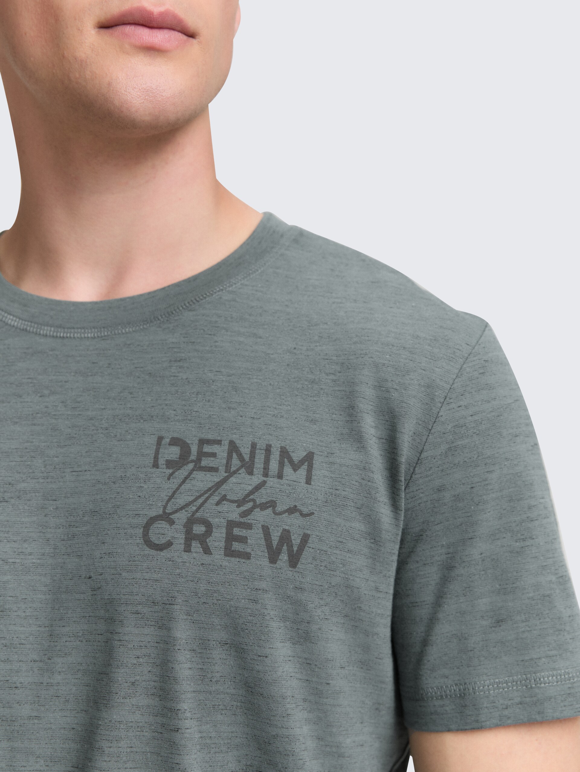T-Shirt mit Print - washed jasper green - Detail-Model-Ansicht