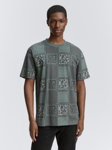 T-shirt ample à motif - grey green patchwork print - Découpe Vue de face du modèle
