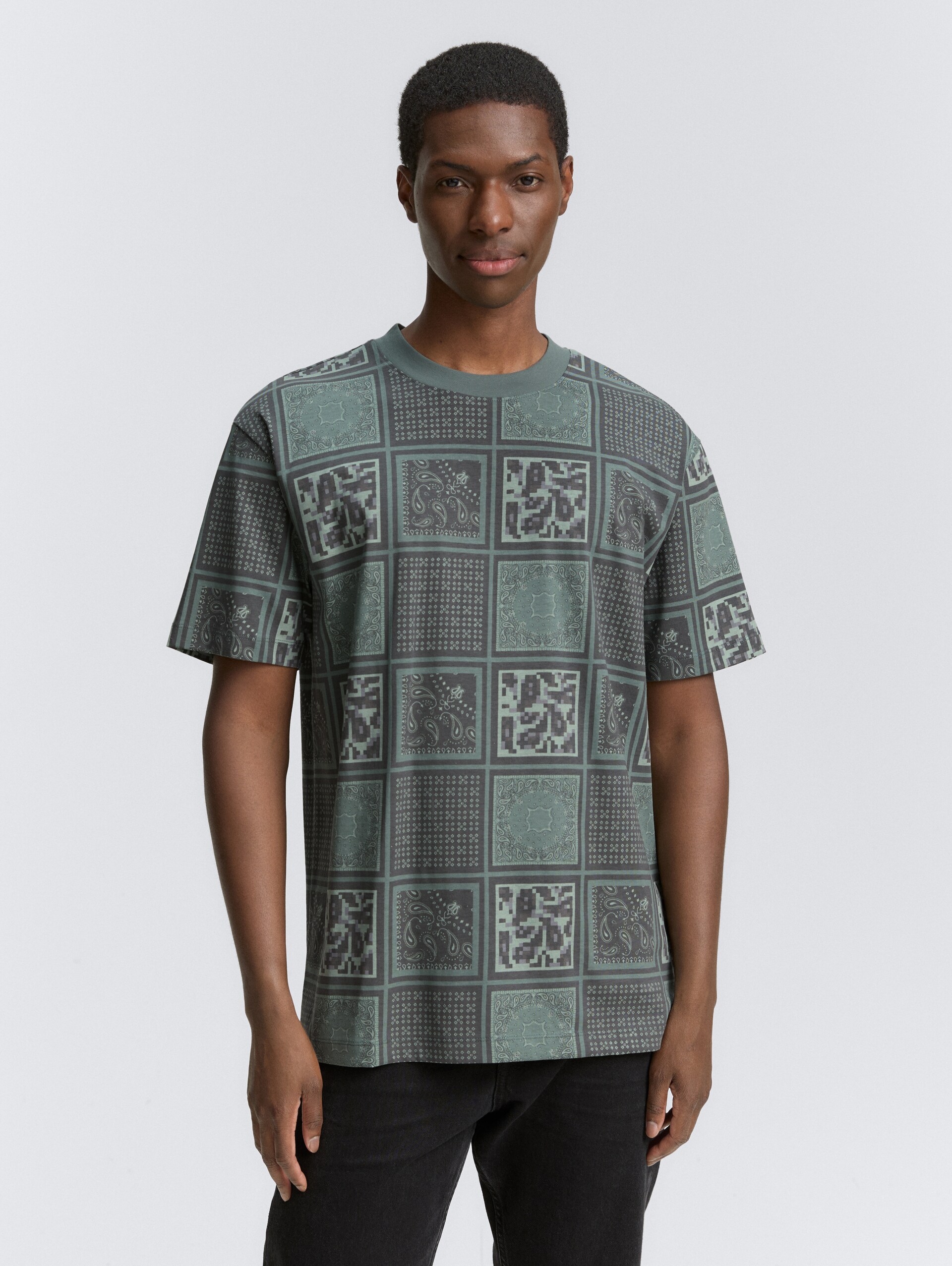 Relaxed fit T-shirt met patroon - grey green patchwork print - Nek model vooraanzicht