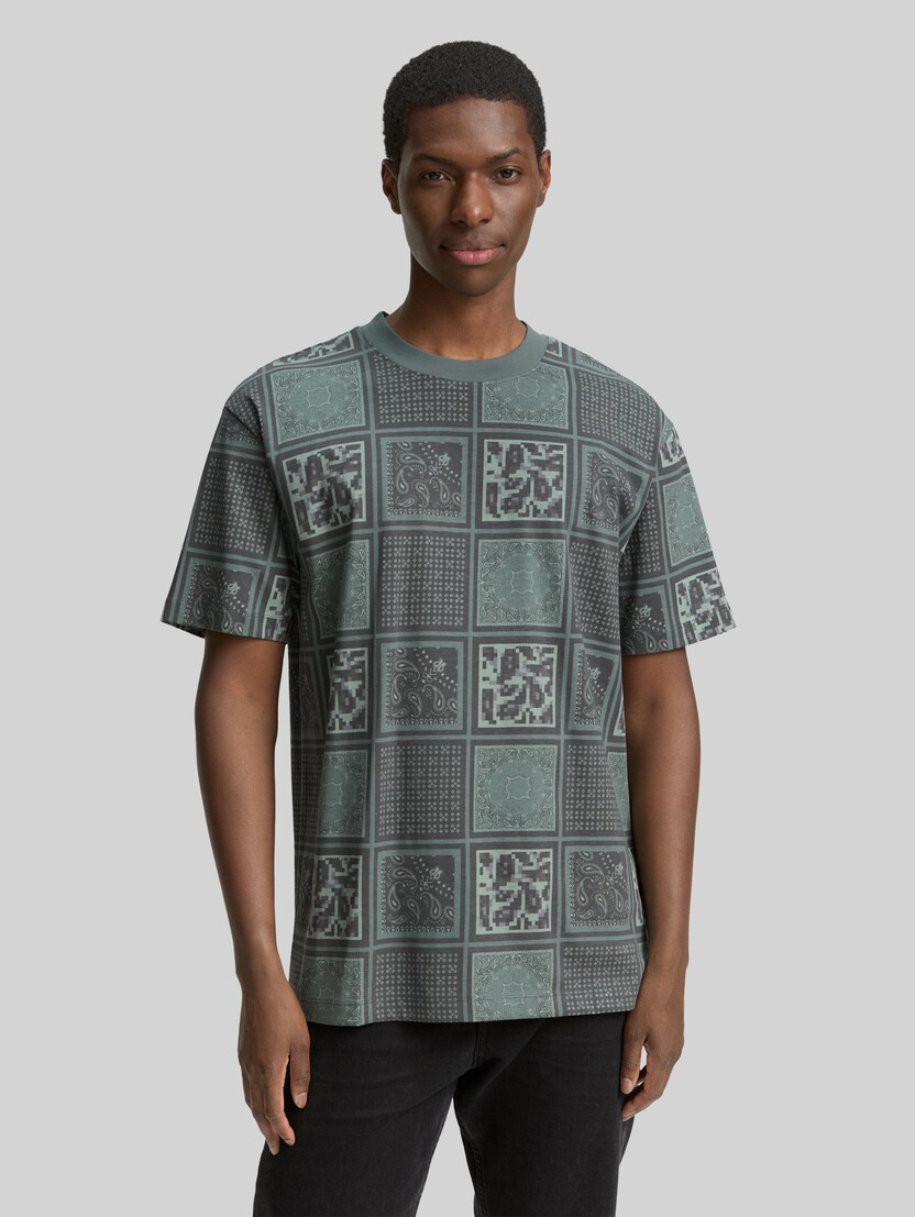 Relaxed Fit T-Shirt mit Muster von Denim Male, grey green patchwork print
