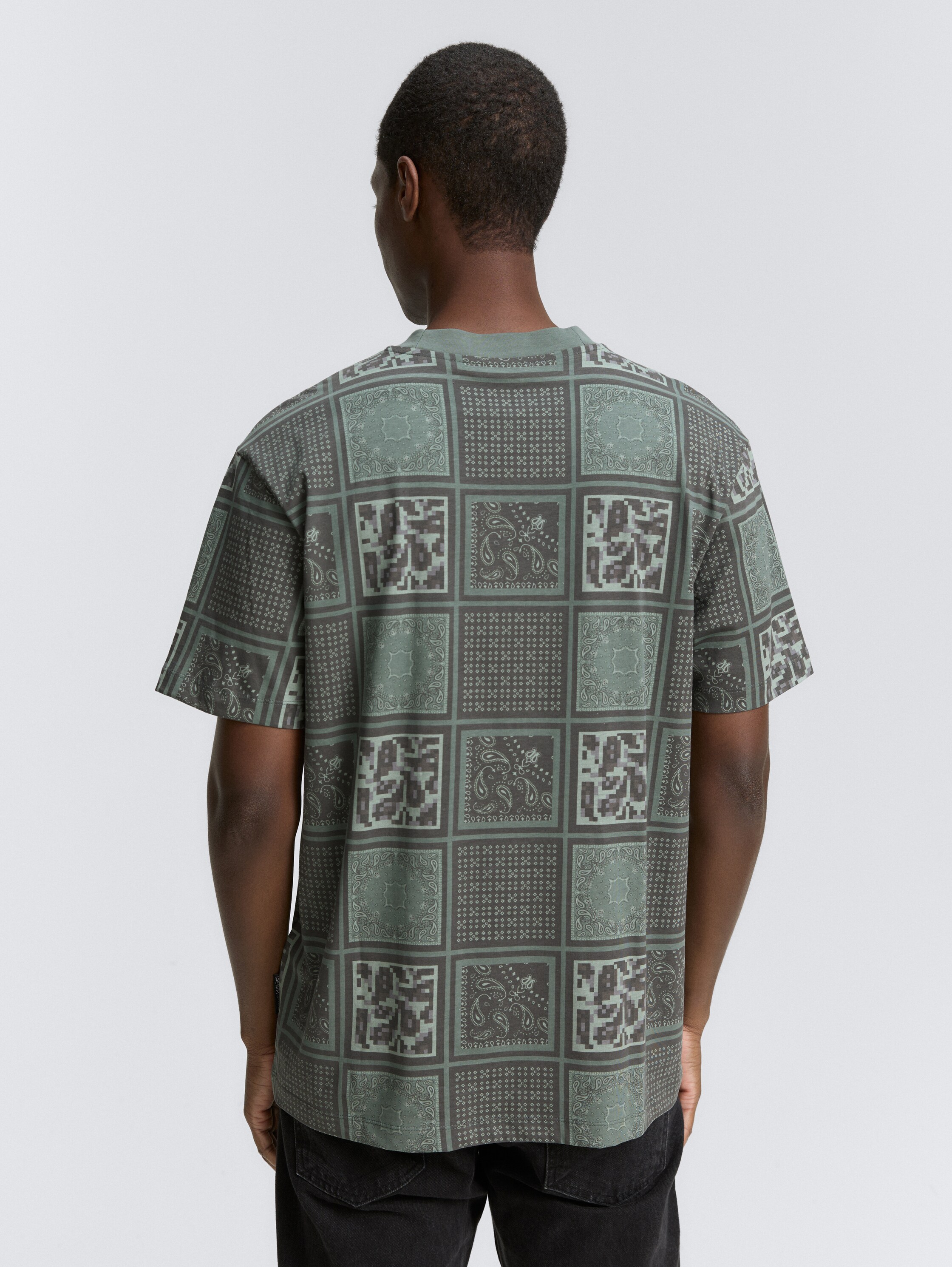 Relaxed Fit T-Shirt mit Muster - grey_green_patchwork_print - 