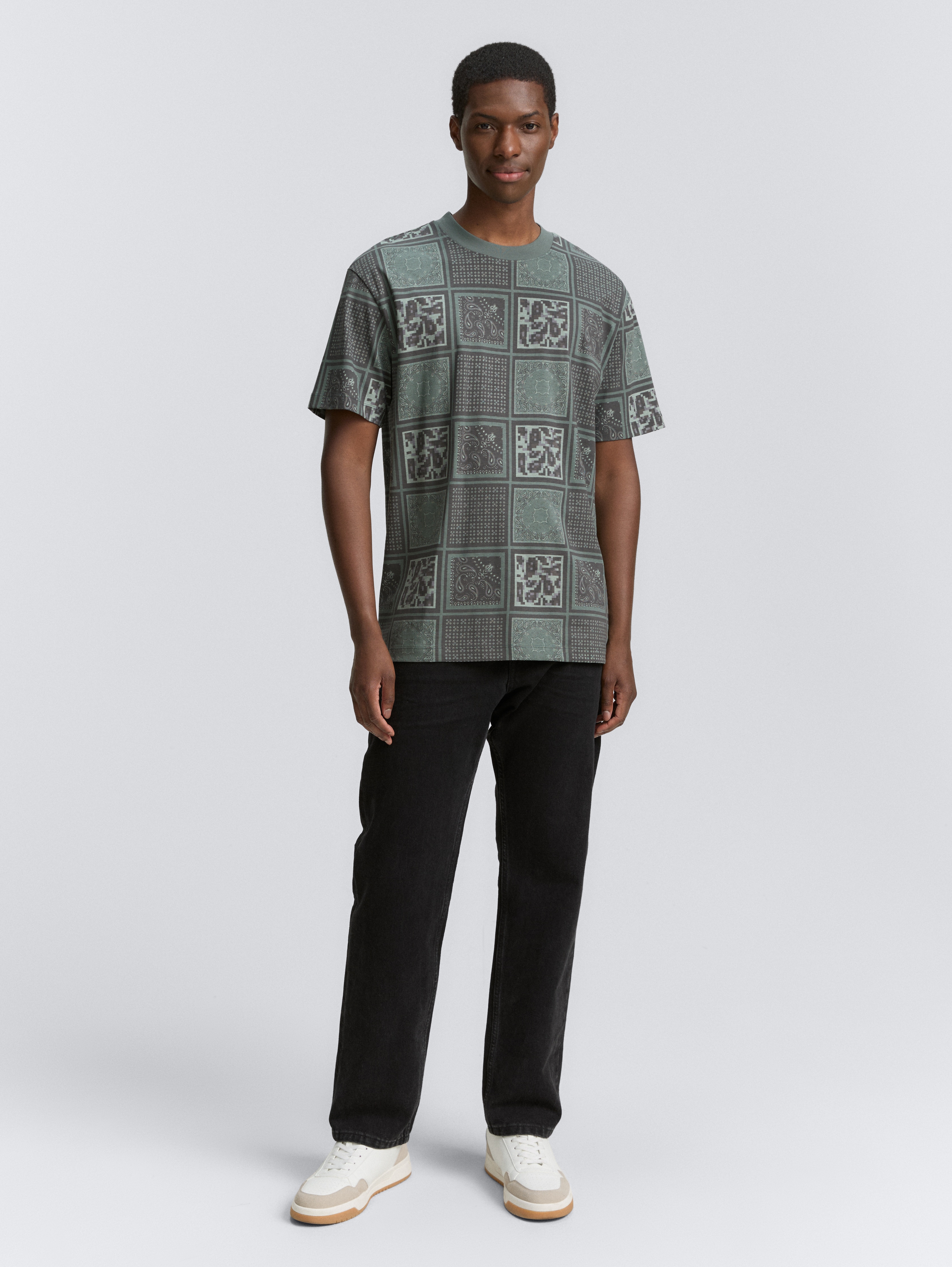 Relaxed Fit T-Shirt mit Muster von Denim Male, grey green patchwork print