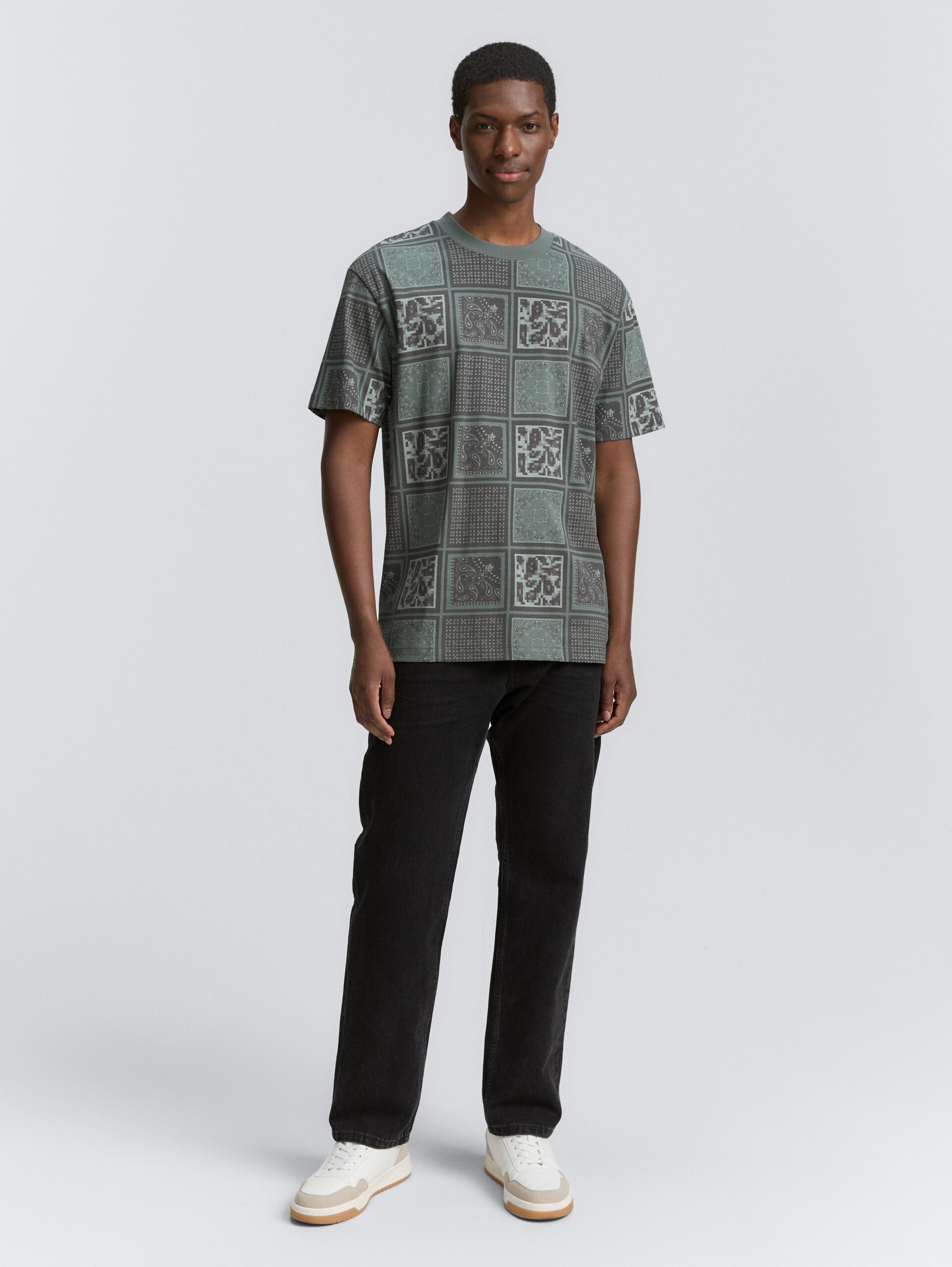 Relaxed fit T-shirt met patroon - grey green patchwork print - Model vooraanzicht