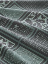 T-shirt ample à motif - grey green patchwork print - Vue de la matière