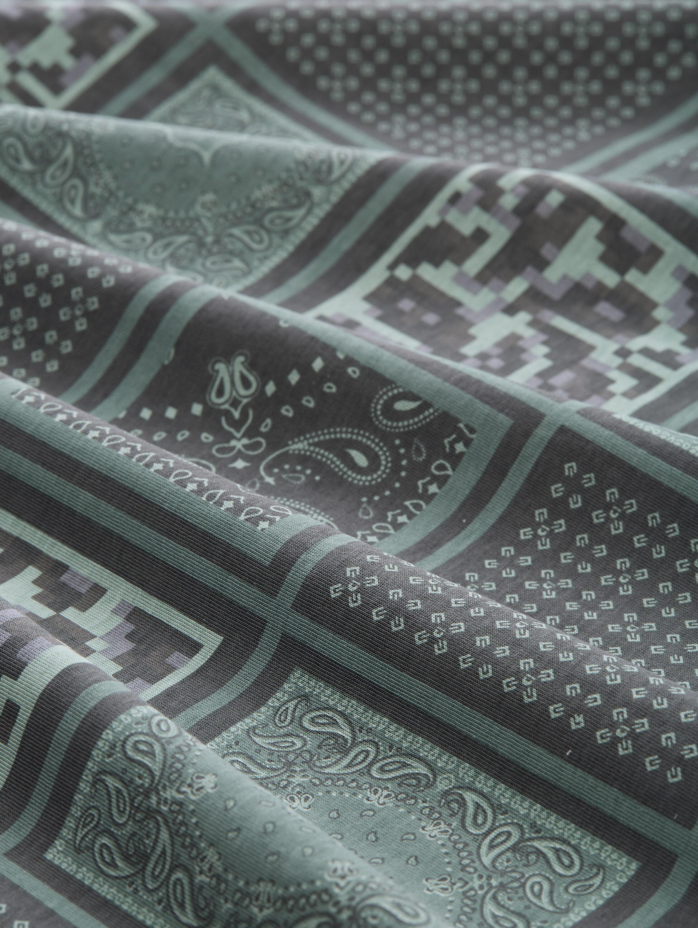 Relaxed Fit T-Shirt mit Muster - grey_green_patchwork_print - 