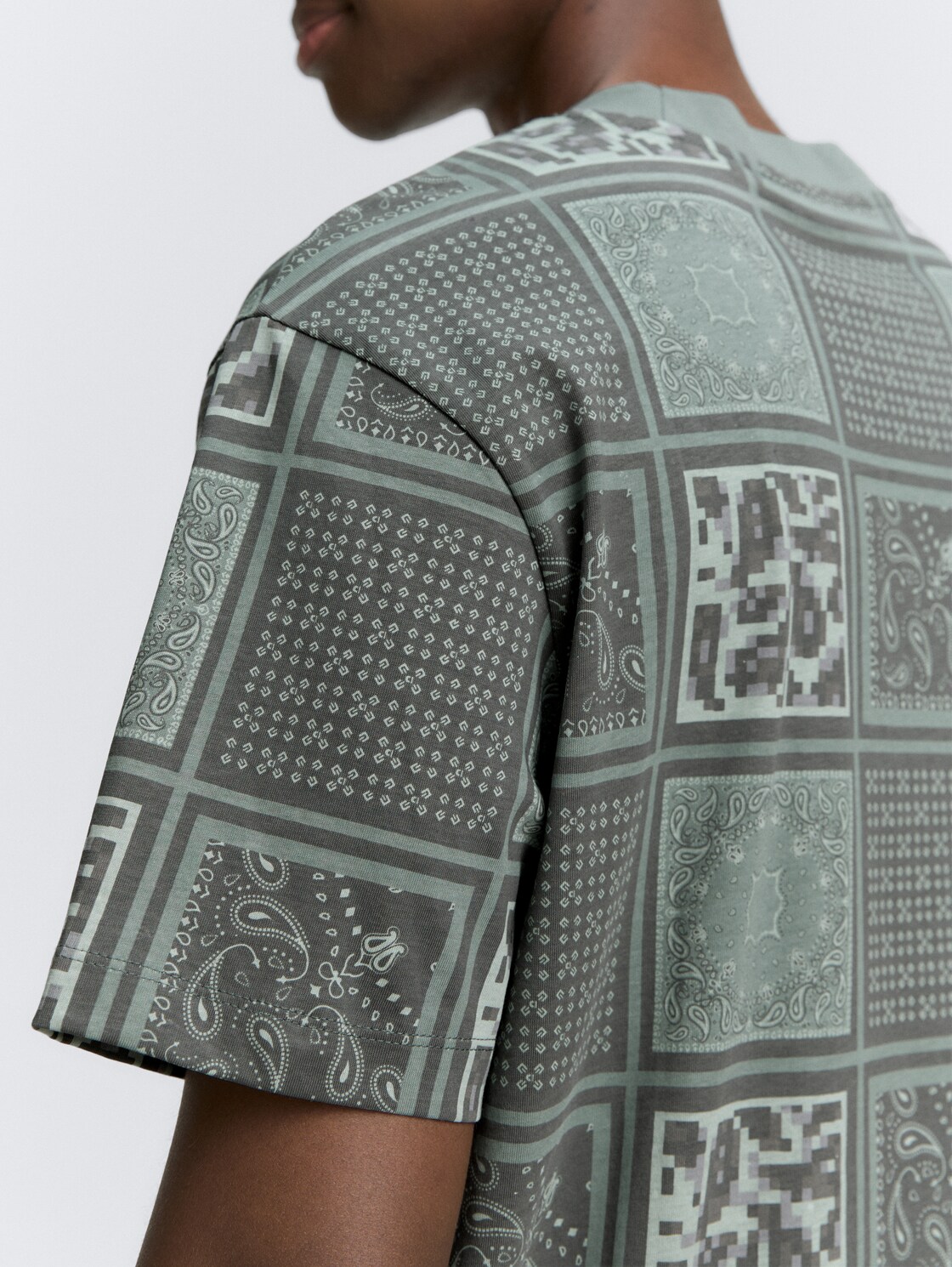 Relaxed Fit T-Shirt mit Muster - grey green patchwork print - Detail-Model-Ansicht