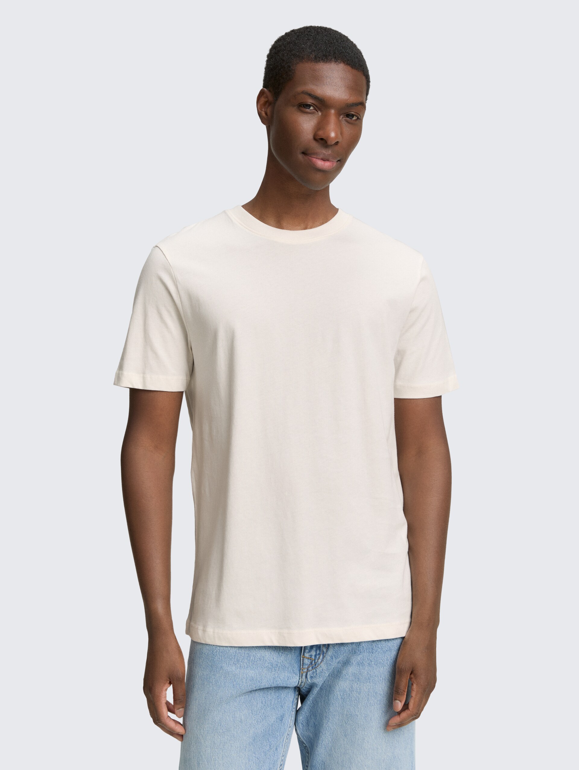 Basic T-Shirt in Unifarben - Gardenia White - Ausschnitt Model-Vorderansicht