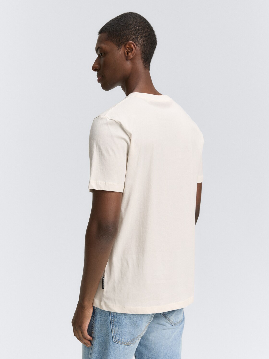 Basic T-Shirt in Unifarben - Gardenia White - Auschnitt Model-Rückansicht