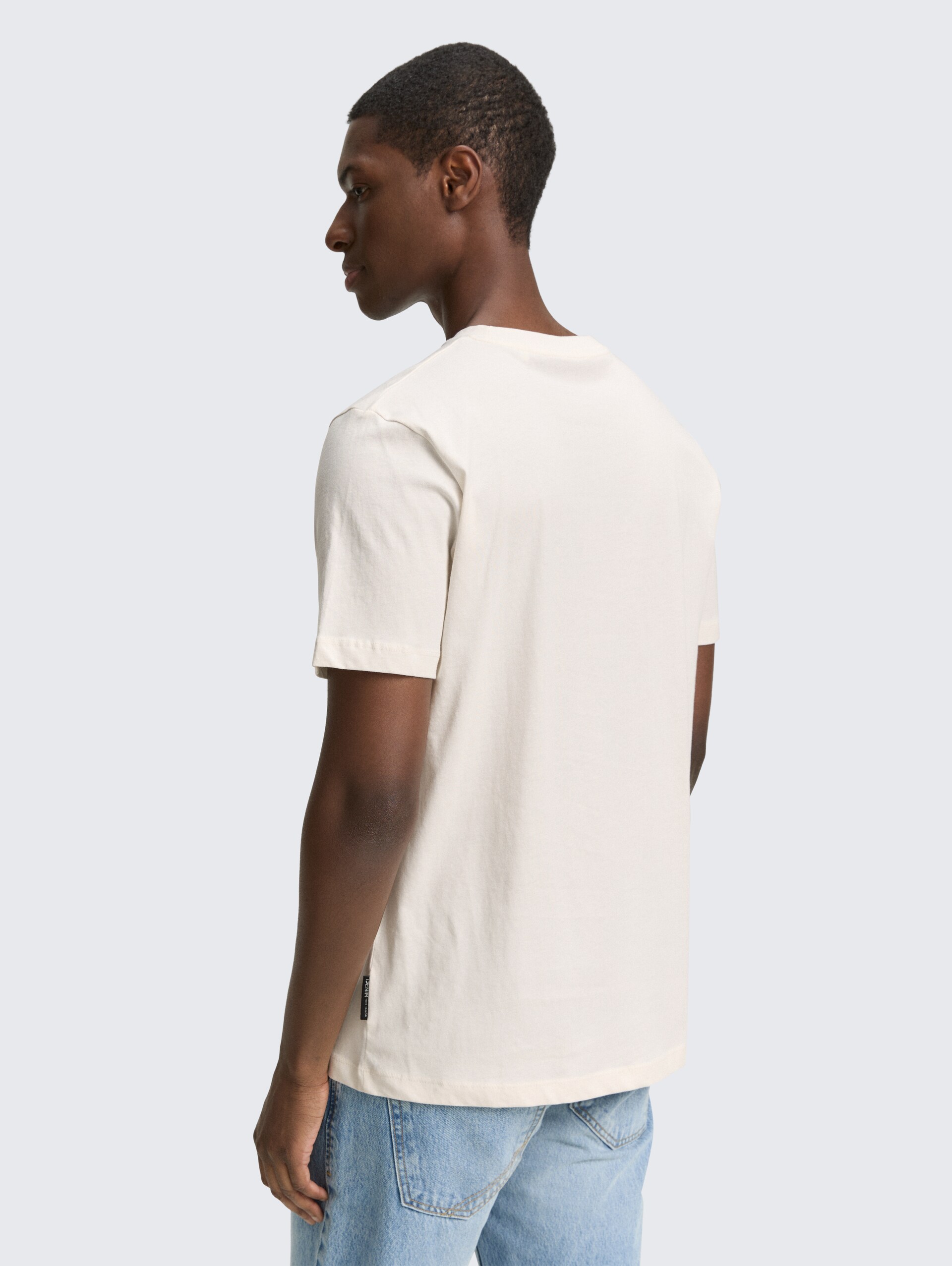 Basic T-Shirt in Unifarben - Gardenia White - Auschnitt Model-Rückansicht