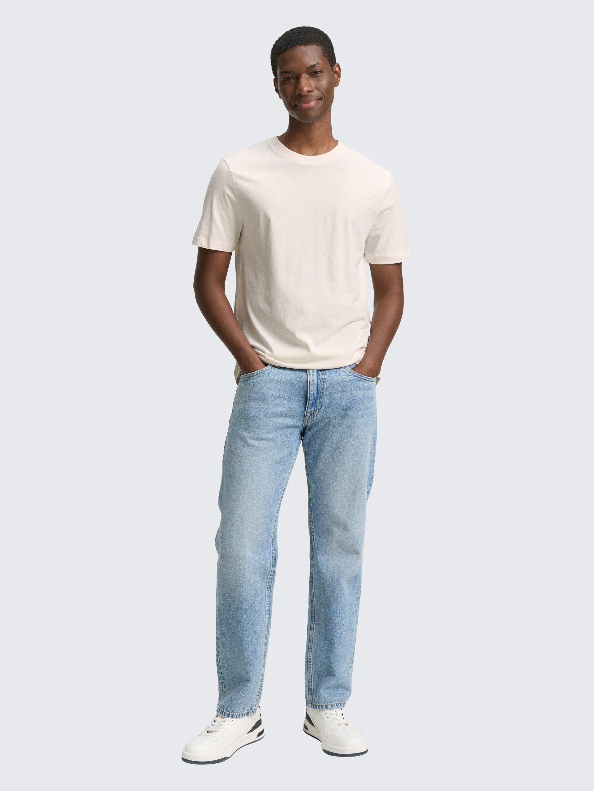 Basic T-Shirt in Unifarben - Gardenia White - Model-Vorderansicht