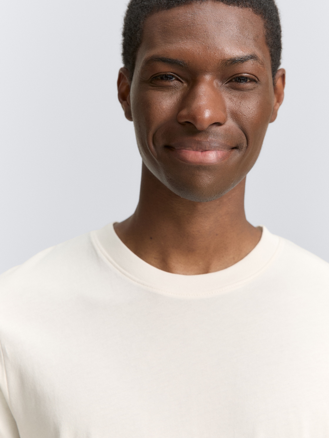 Basic T-Shirt in Unifarben - Gardenia White - Detail-Model-Ansicht