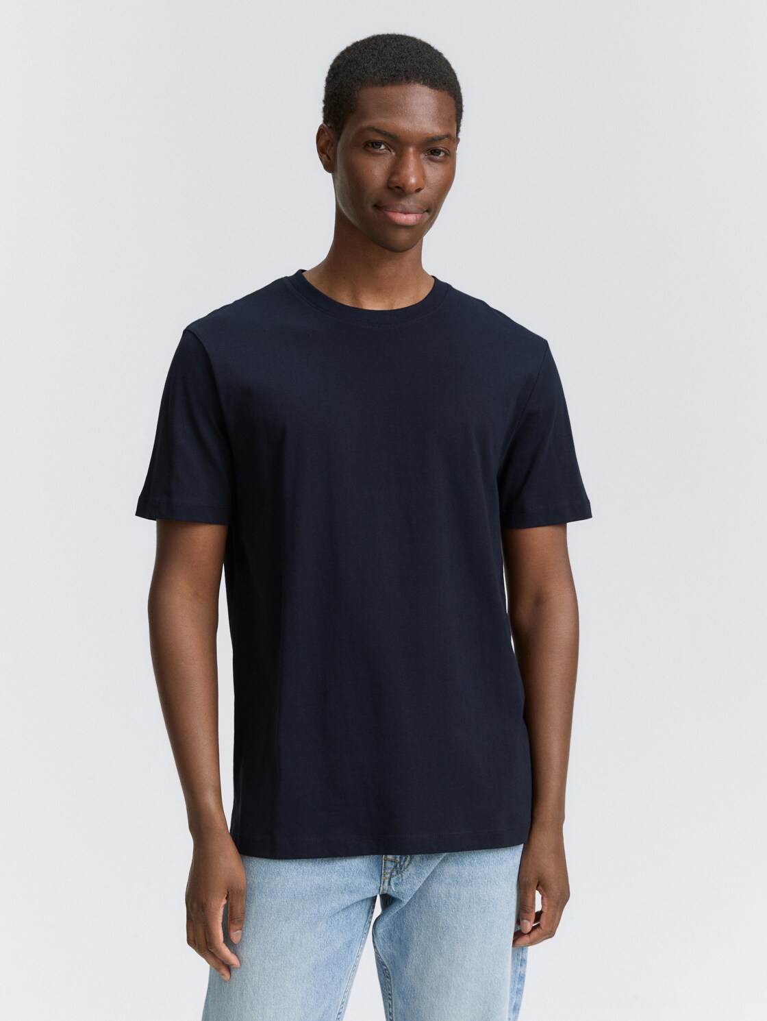 Basic T-shirt in plain colours - sky captain blue - Neckline model front view