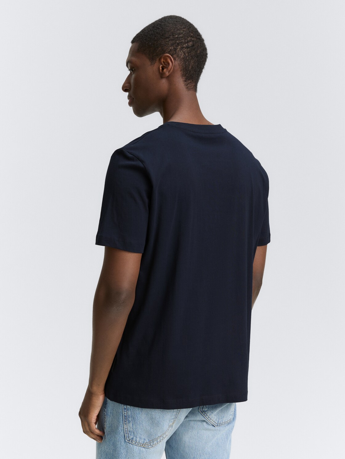 Basic T-shirt in plain colours - sky captain blue - Neckline model-back view
