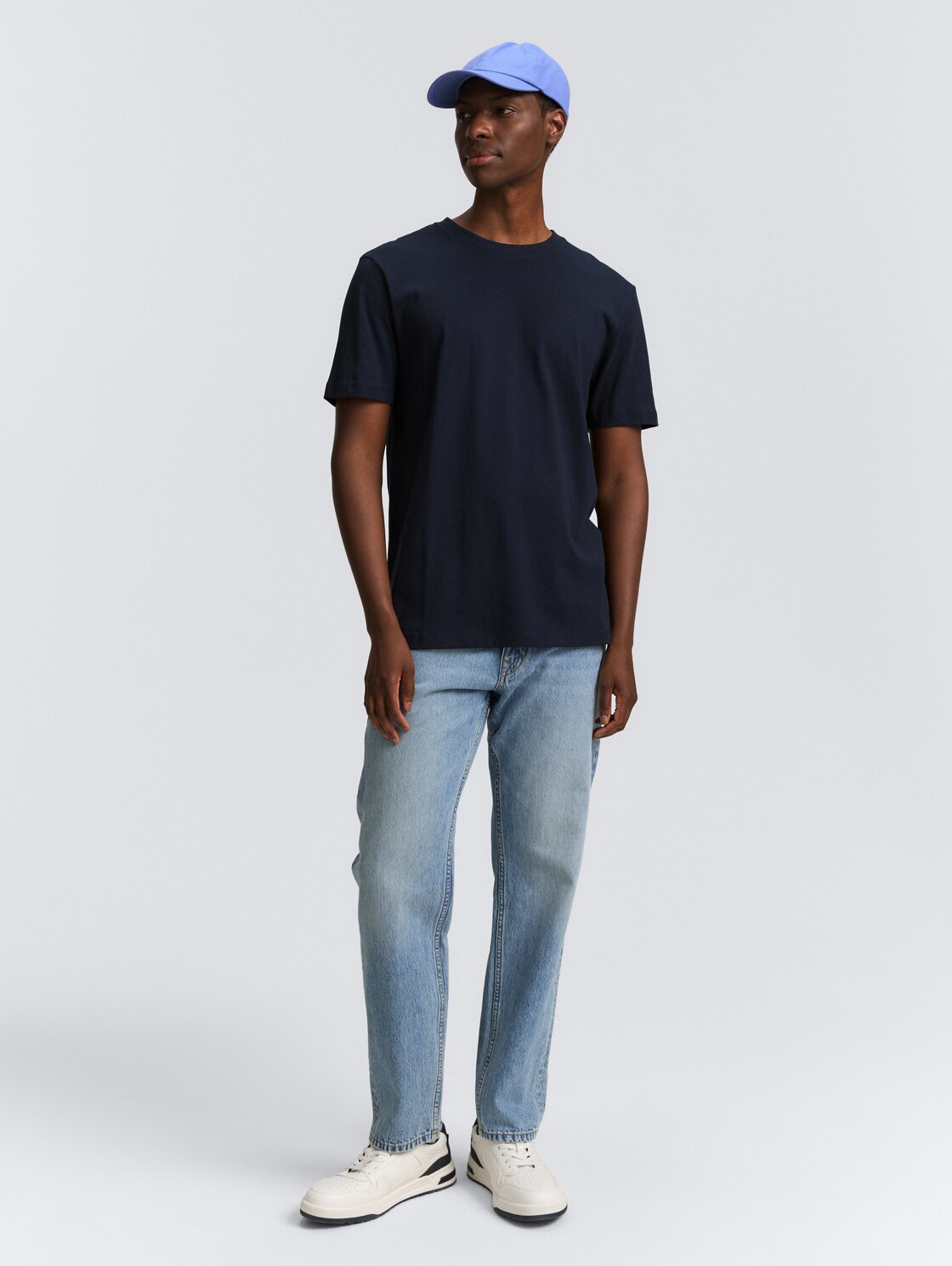 Basic T-shirt in plain colours - sky captain blue - Model front view