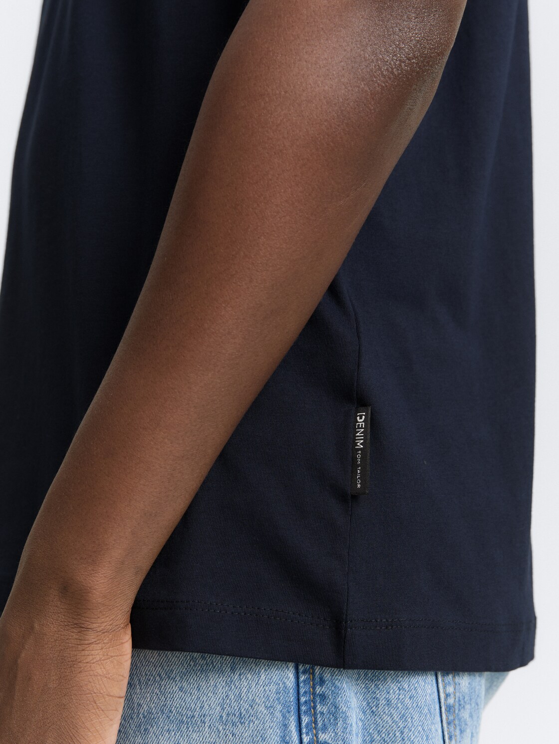 Basic T-shirt in plain colours - sky captain blue - Detail model view