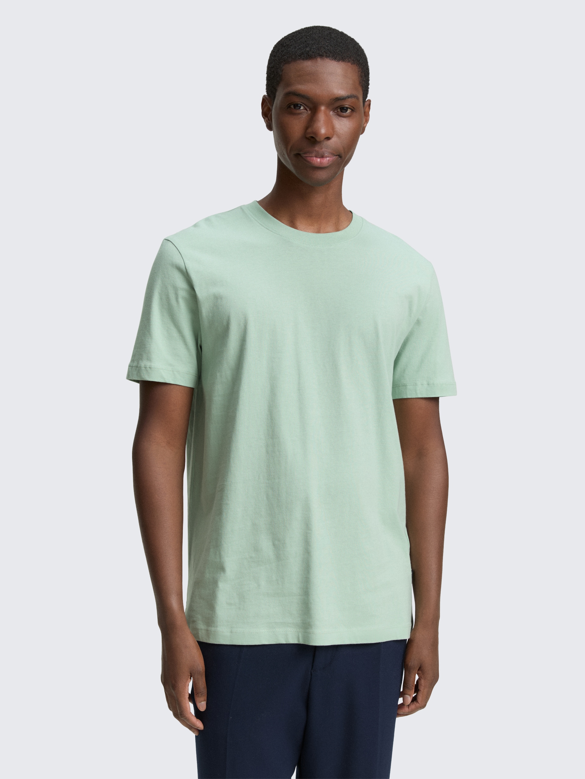Basic T-Shirt in Unifarben - Fresh Mint Green - Ausschnitt Model-Vorderansicht