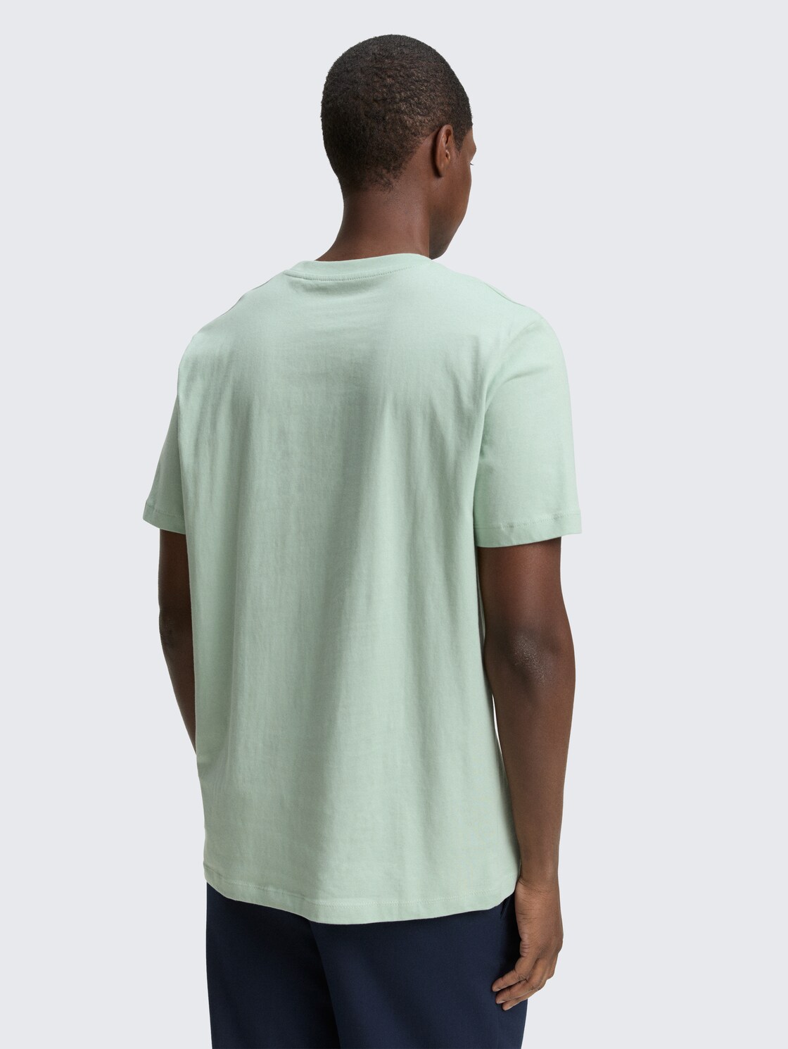 Basic T-Shirt in Unifarben - Fresh Mint Green - Auschnitt Model-Rückansicht