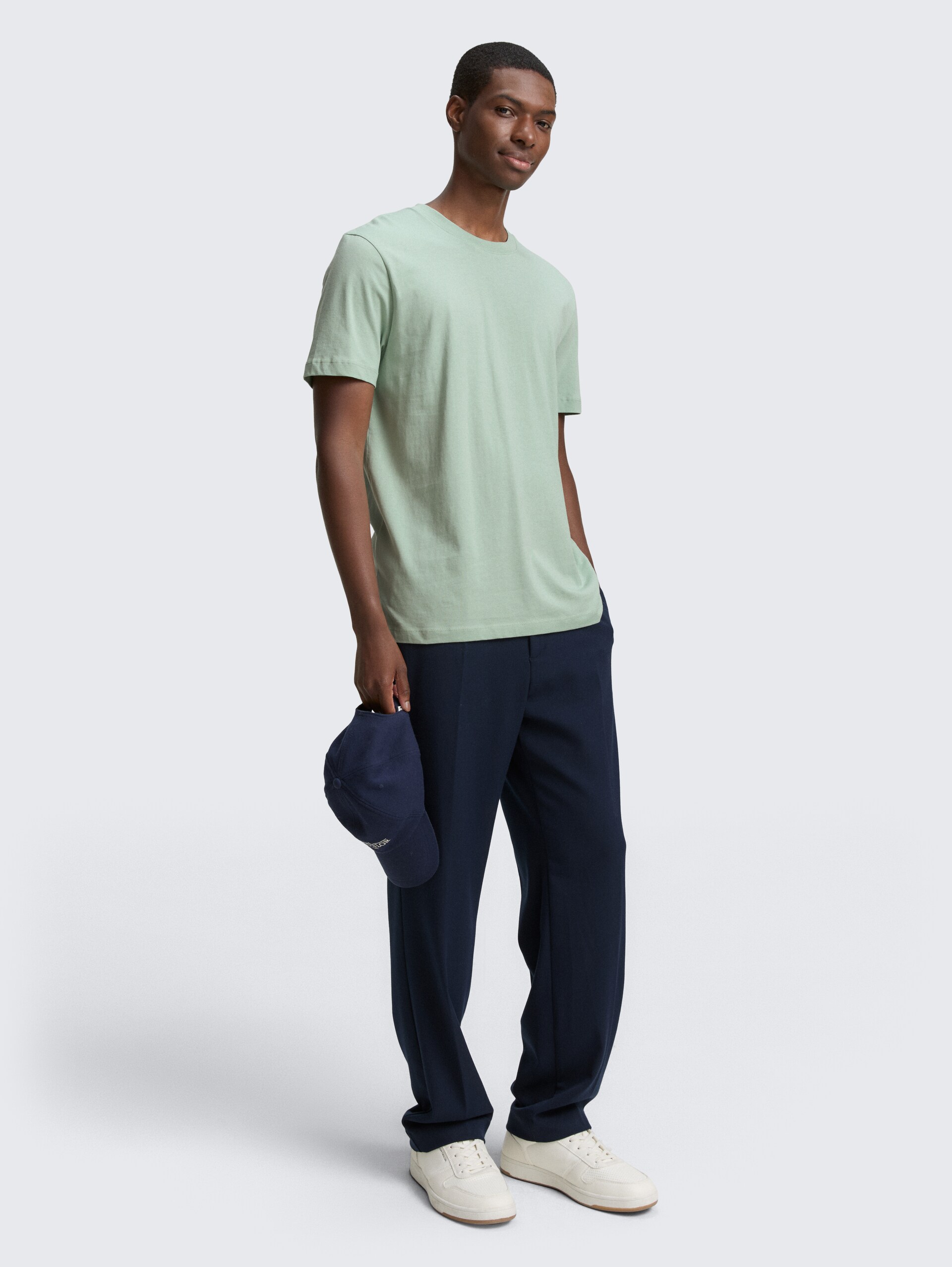Basic T-Shirt in Unifarben - Fresh Mint Green - Model-Vorderansicht
