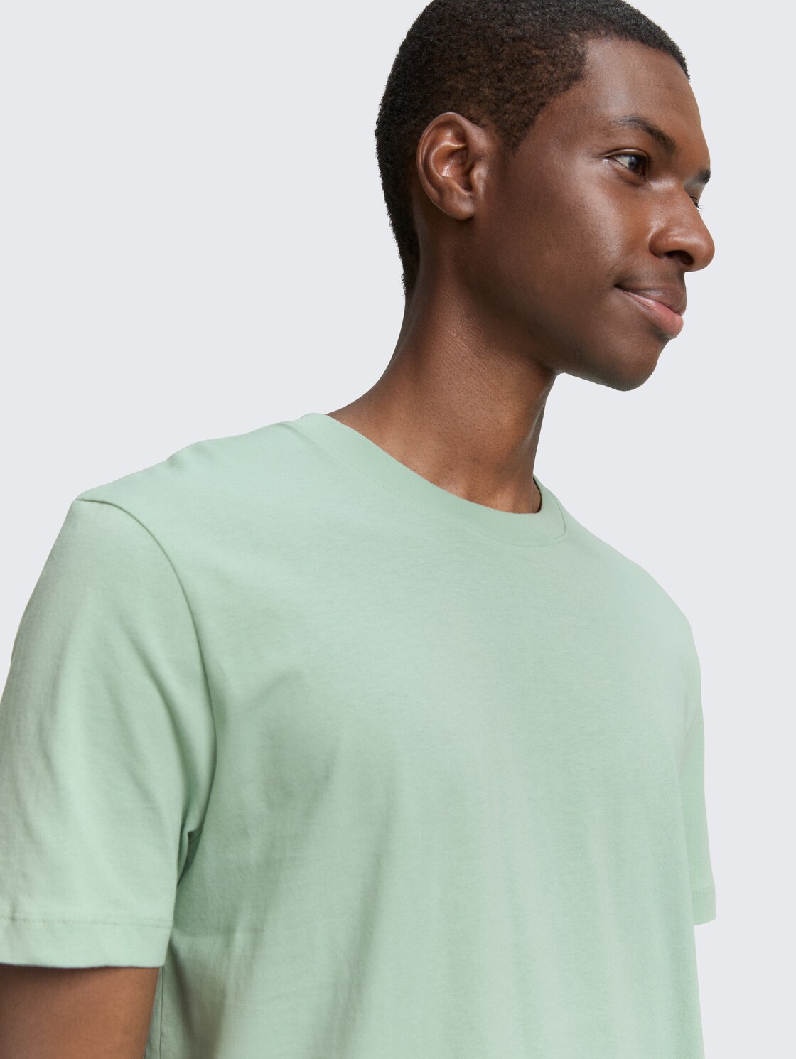 Basic T-Shirt in Unifarben - Fresh Mint Green - Detail-Model-Ansicht