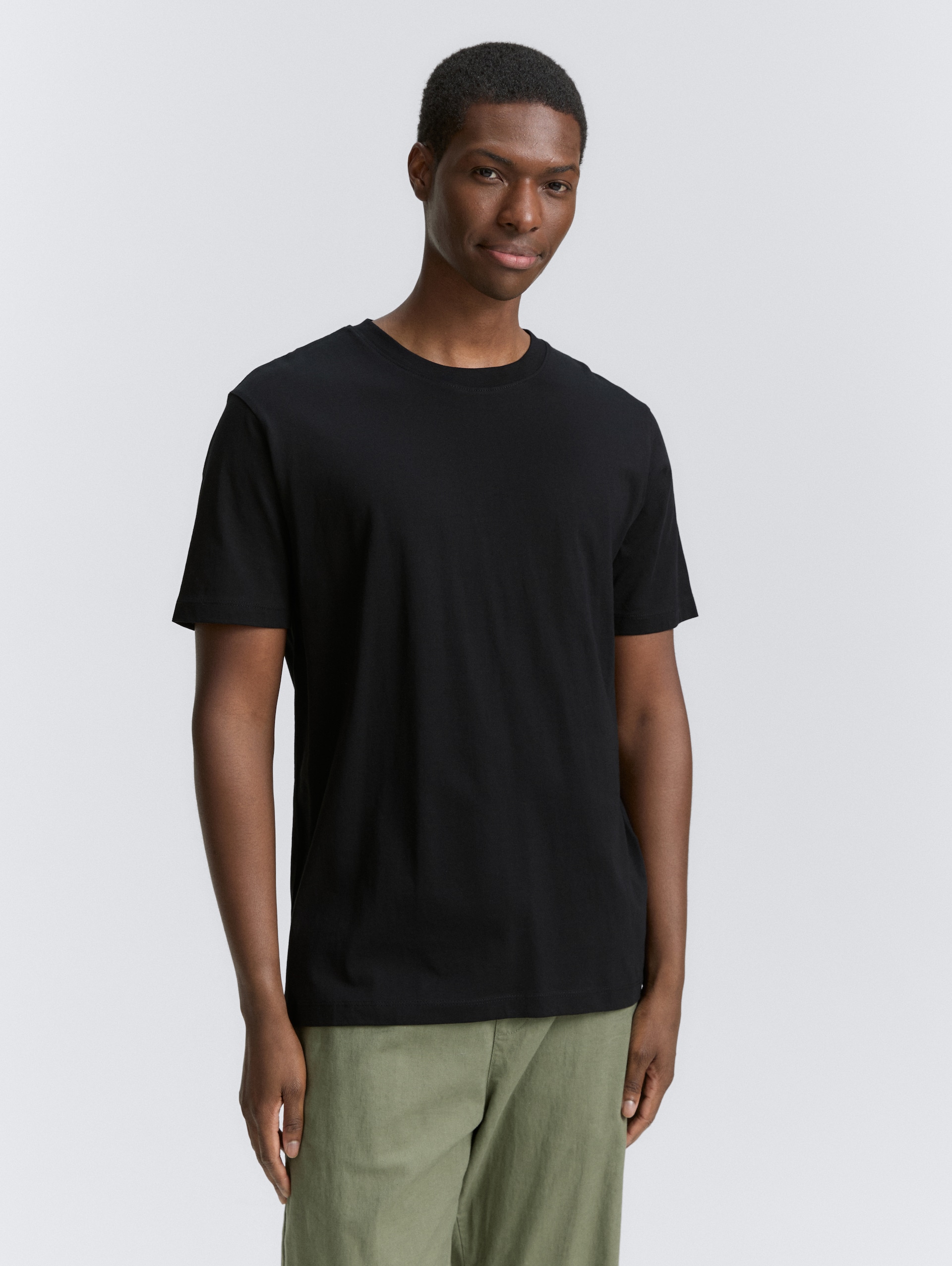 Basic T-Shirt in Unifarben - Black - Ausschnitt Model-Vorderansicht
