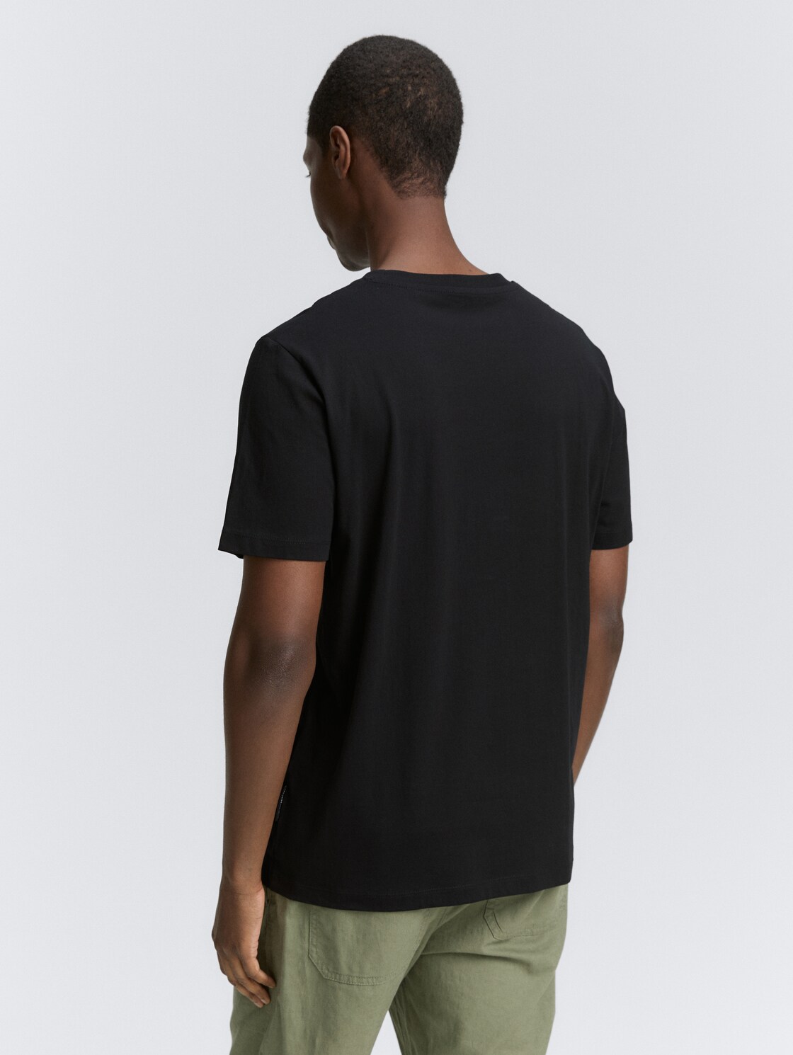 Basic T-Shirt in Unifarben - Black - Auschnitt Model-Rückansicht