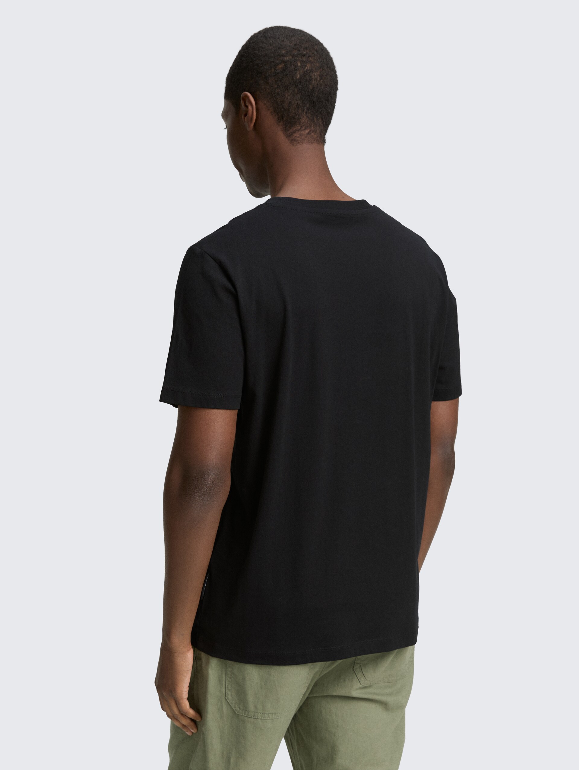 Basic T-Shirt in Unifarben - Black - Auschnitt Model-Rückansicht
