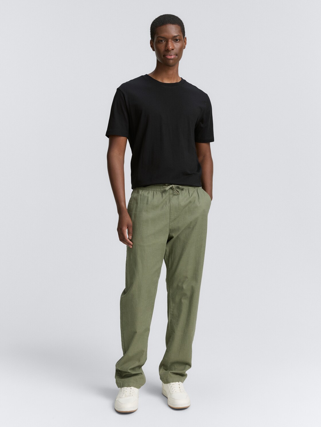 Basic T-Shirt in Unifarben - Black - Model-Vorderansicht