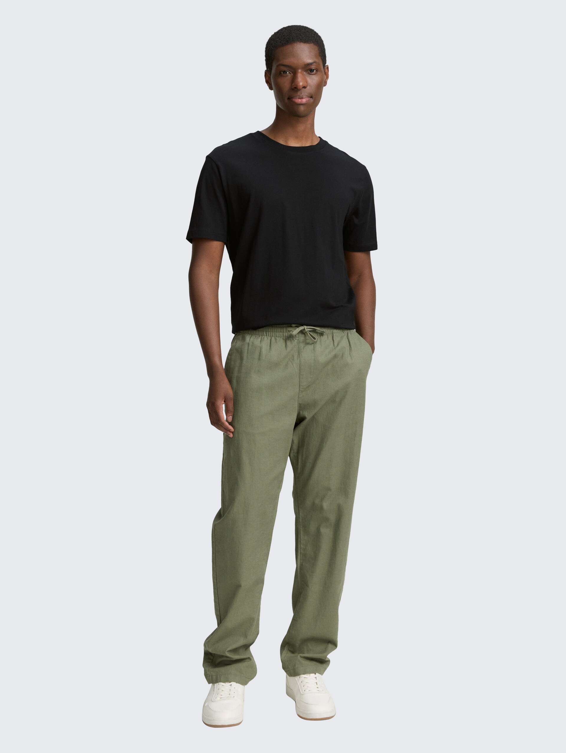 Basic T-Shirt in Unifarben - Black - Model-Vorderansicht