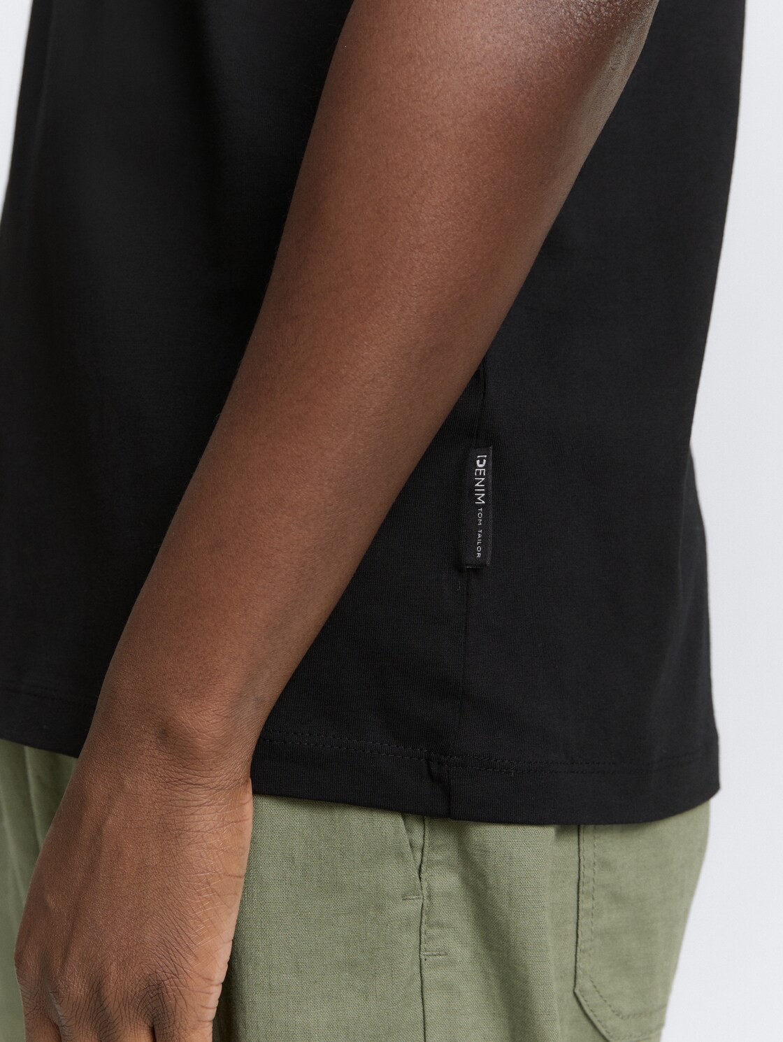 Basic T-Shirt in Unifarben - Black - Detail-Model-Ansicht