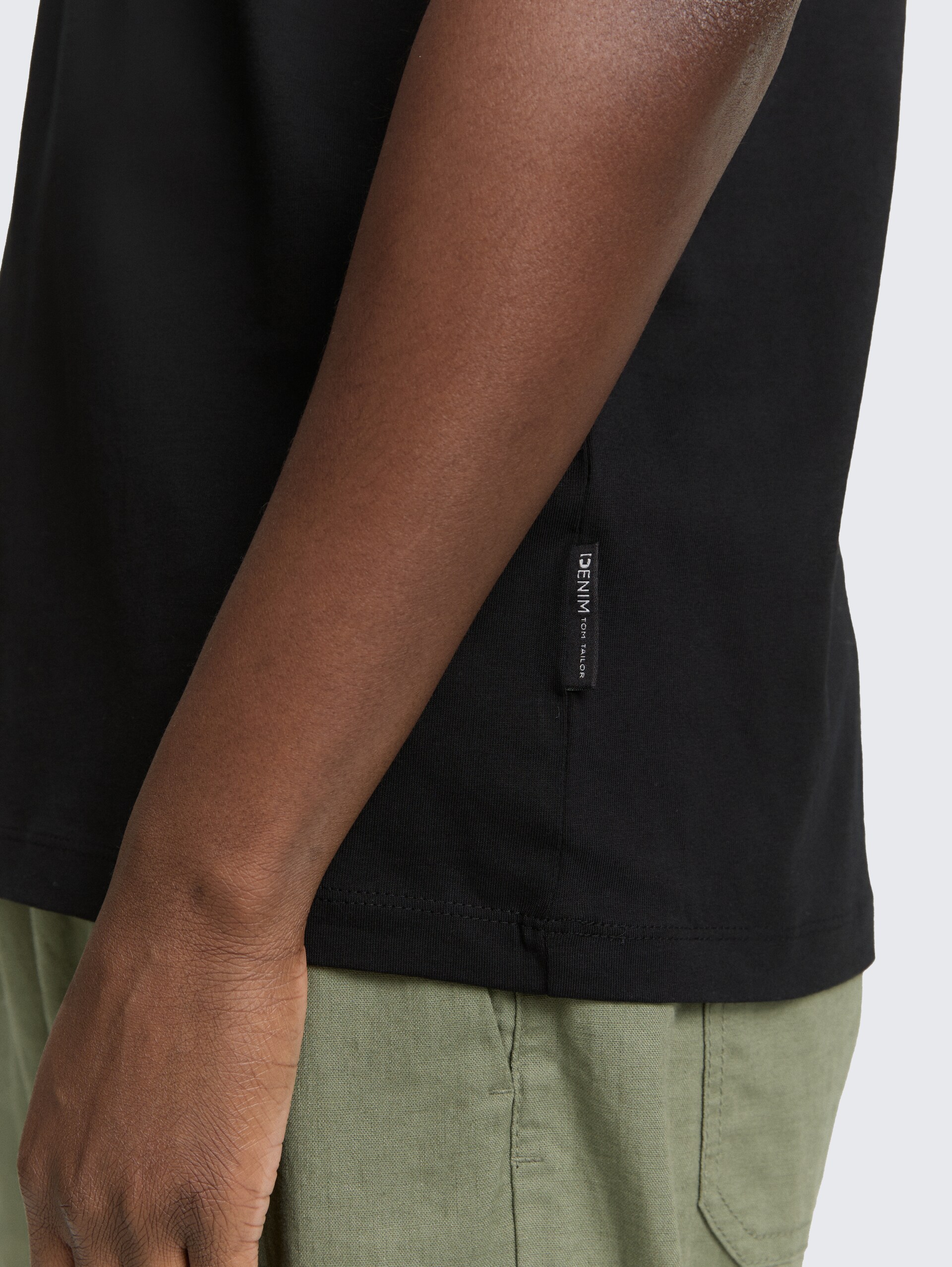 Basic T-Shirt in Unifarben - Black - Detail-Model-Ansicht