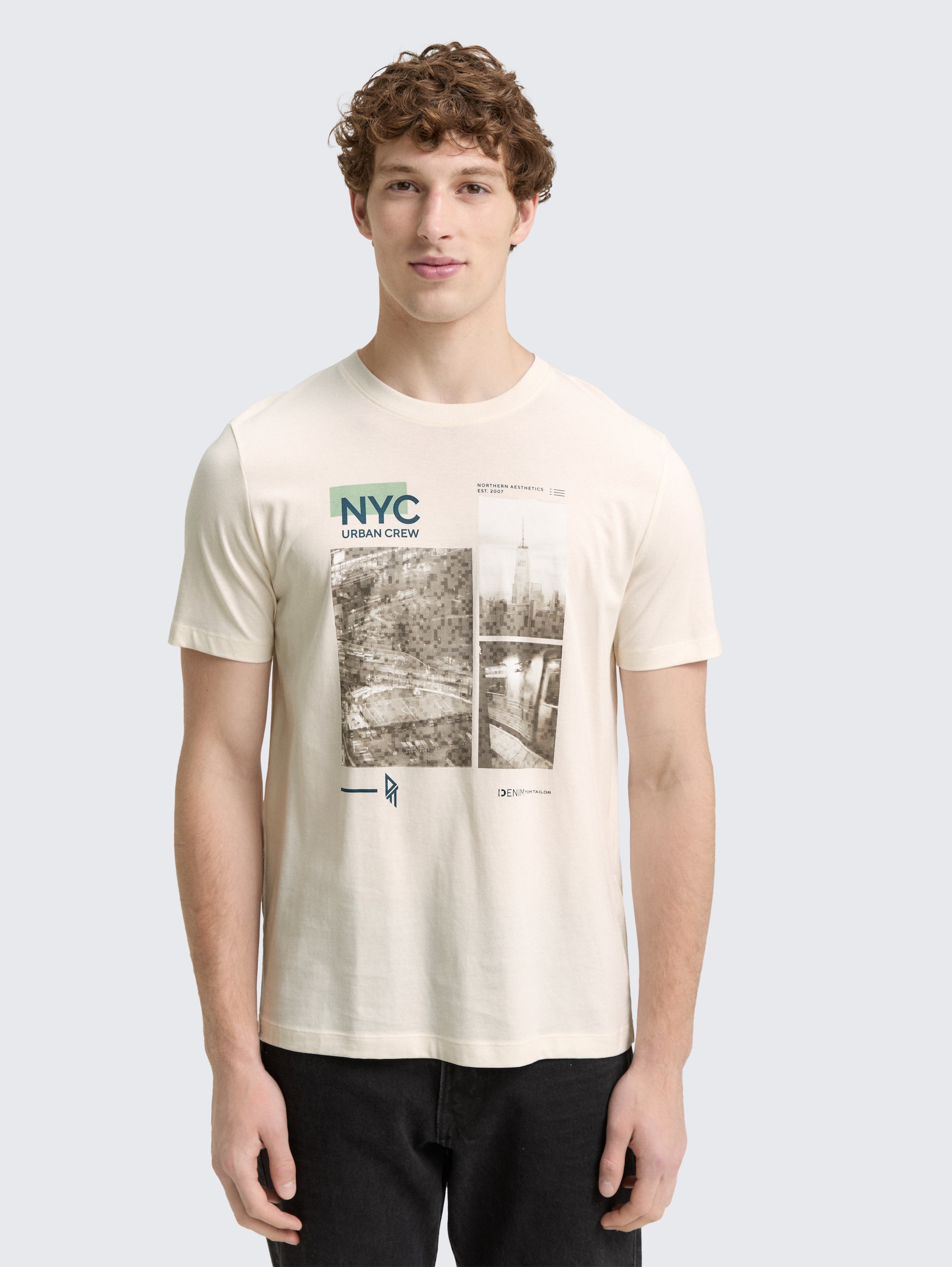 T-Shirt mit Fotoprint - Gardenia White - Ausschnitt Model-Vorderansicht