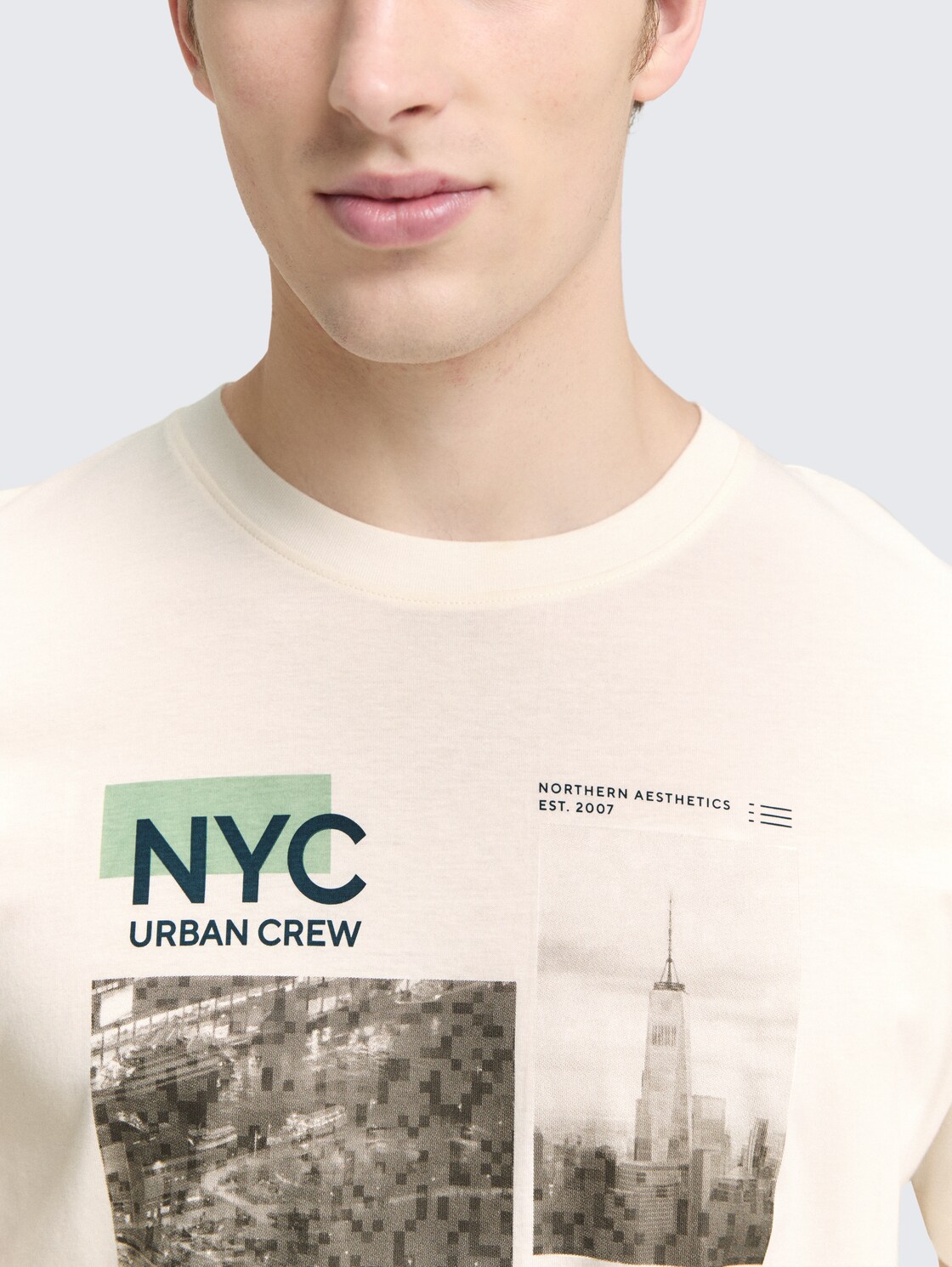 T-Shirt mit Fotoprint - Gardenia White - Detail-Model-Ansicht