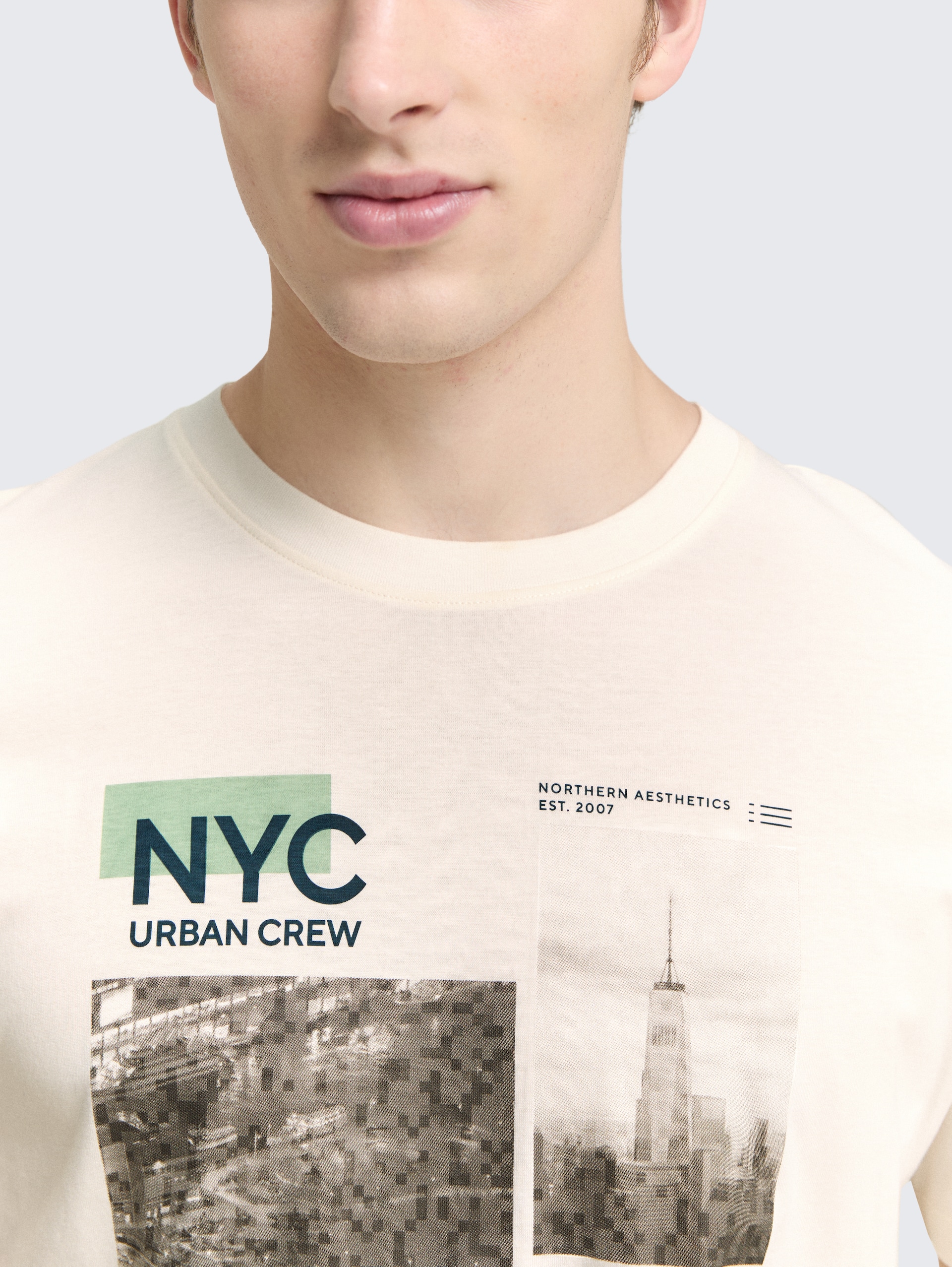 T-Shirt mit Fotoprint - Gardenia White - Detail-Model-Ansicht