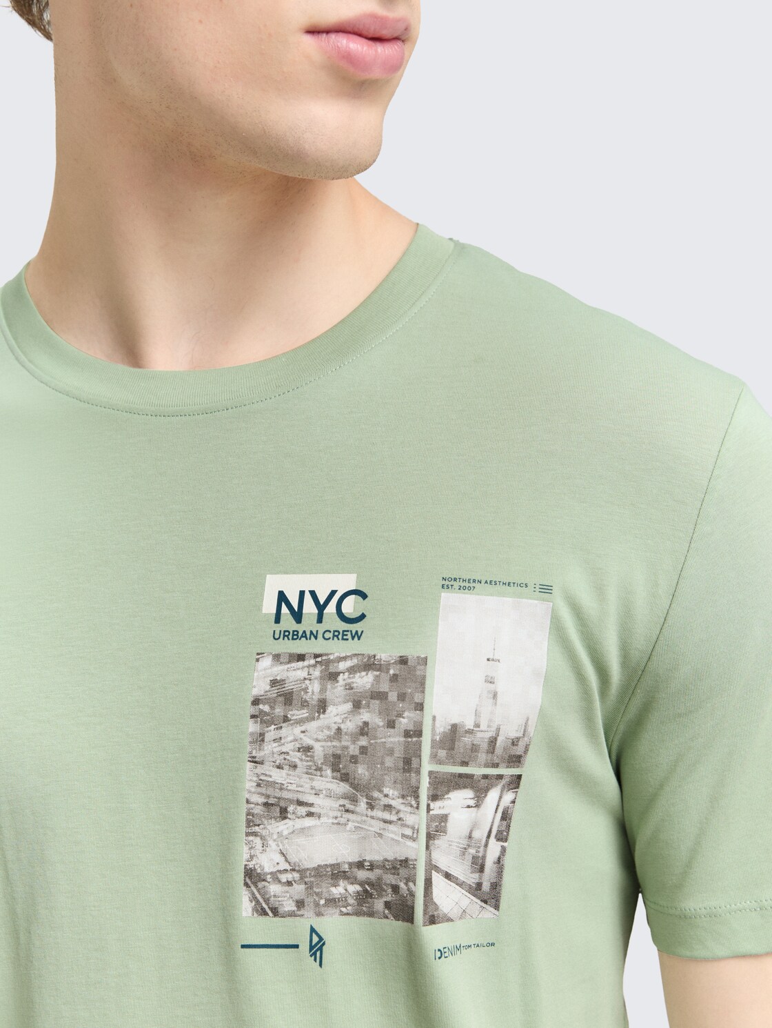 T-Shirt mit Fotoprint - Fresh Mint Green - Detail-Model-Ansicht