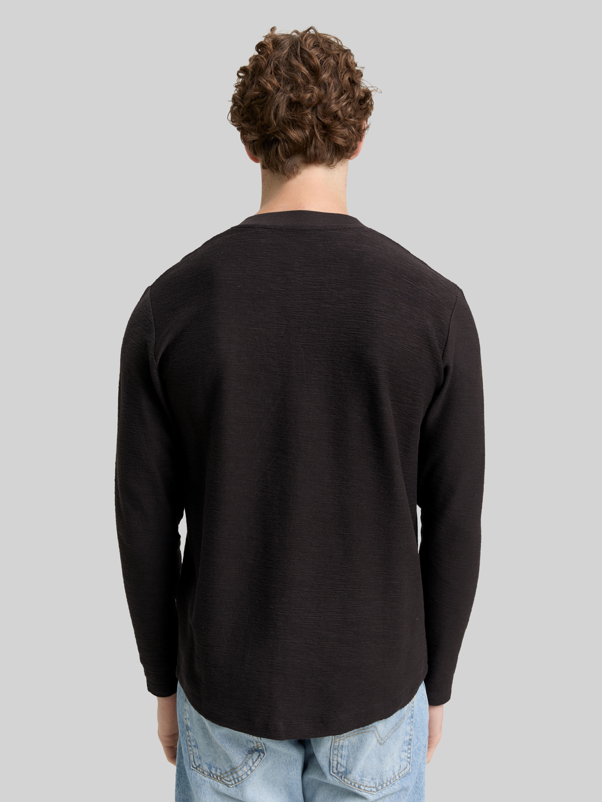 Henley Langarmshirt - Night Watch Black - Auschnitt Model-Rückansicht