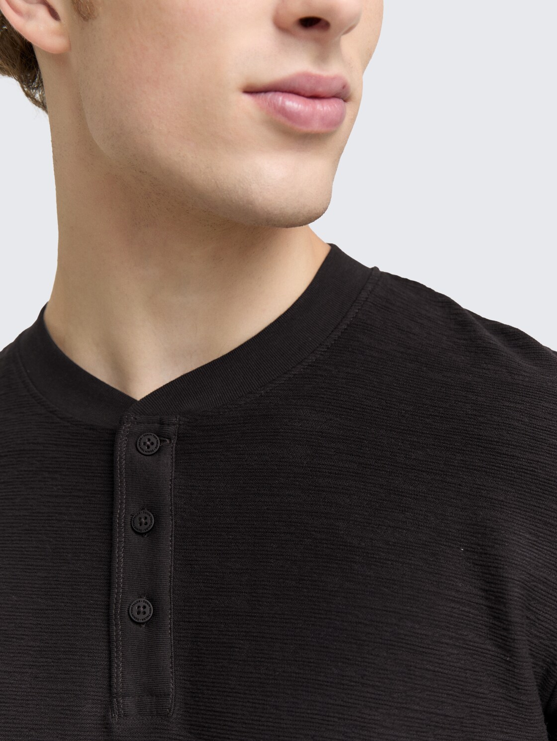 Henley Langarmshirt - Night Watch Black - Detail-Model-Ansicht